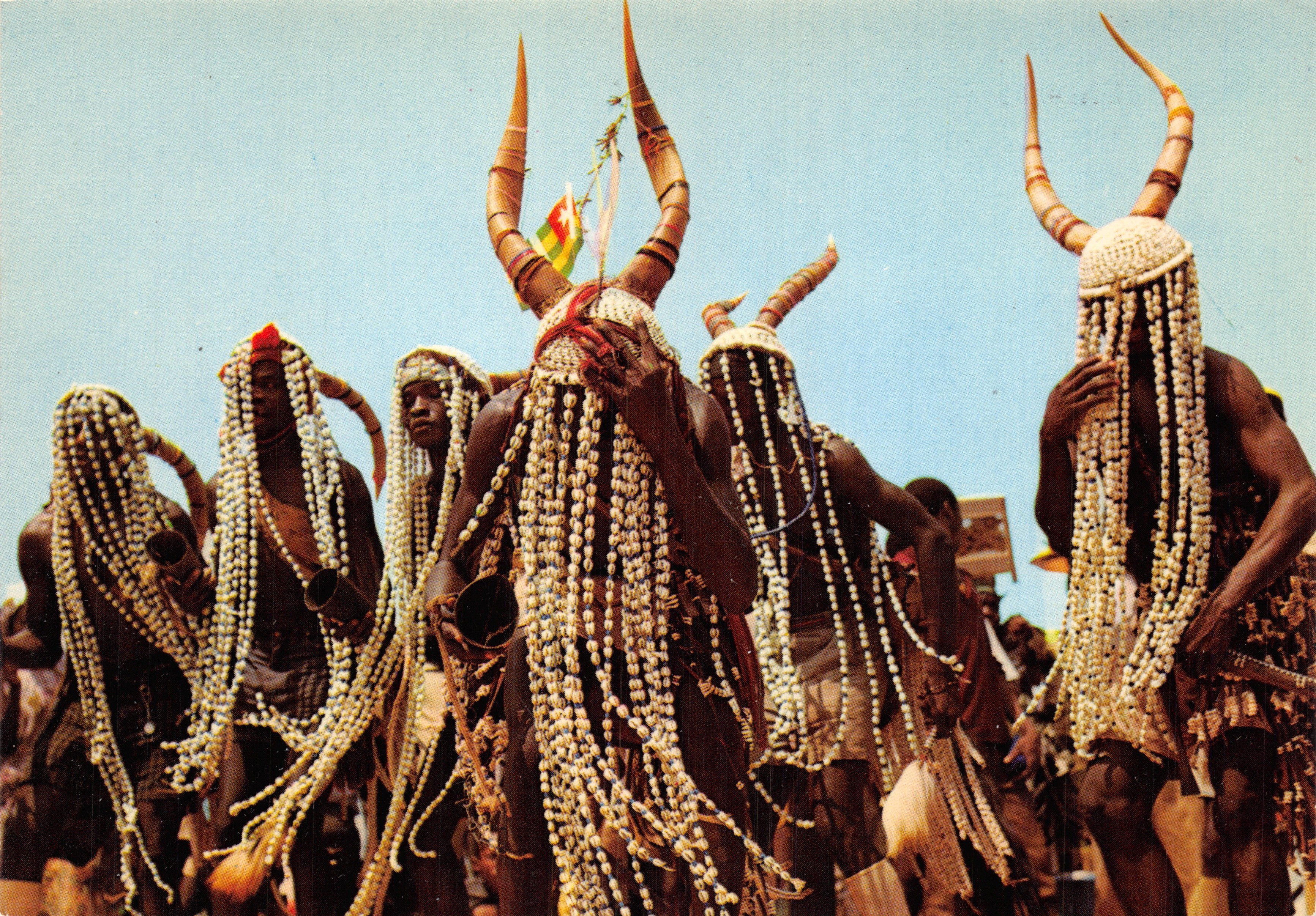 Dances Bassari — danseurs en costumes traditionnels avec cornes et perles — Ed. Ed. M. Rouillée, Lyoncolor, 1984