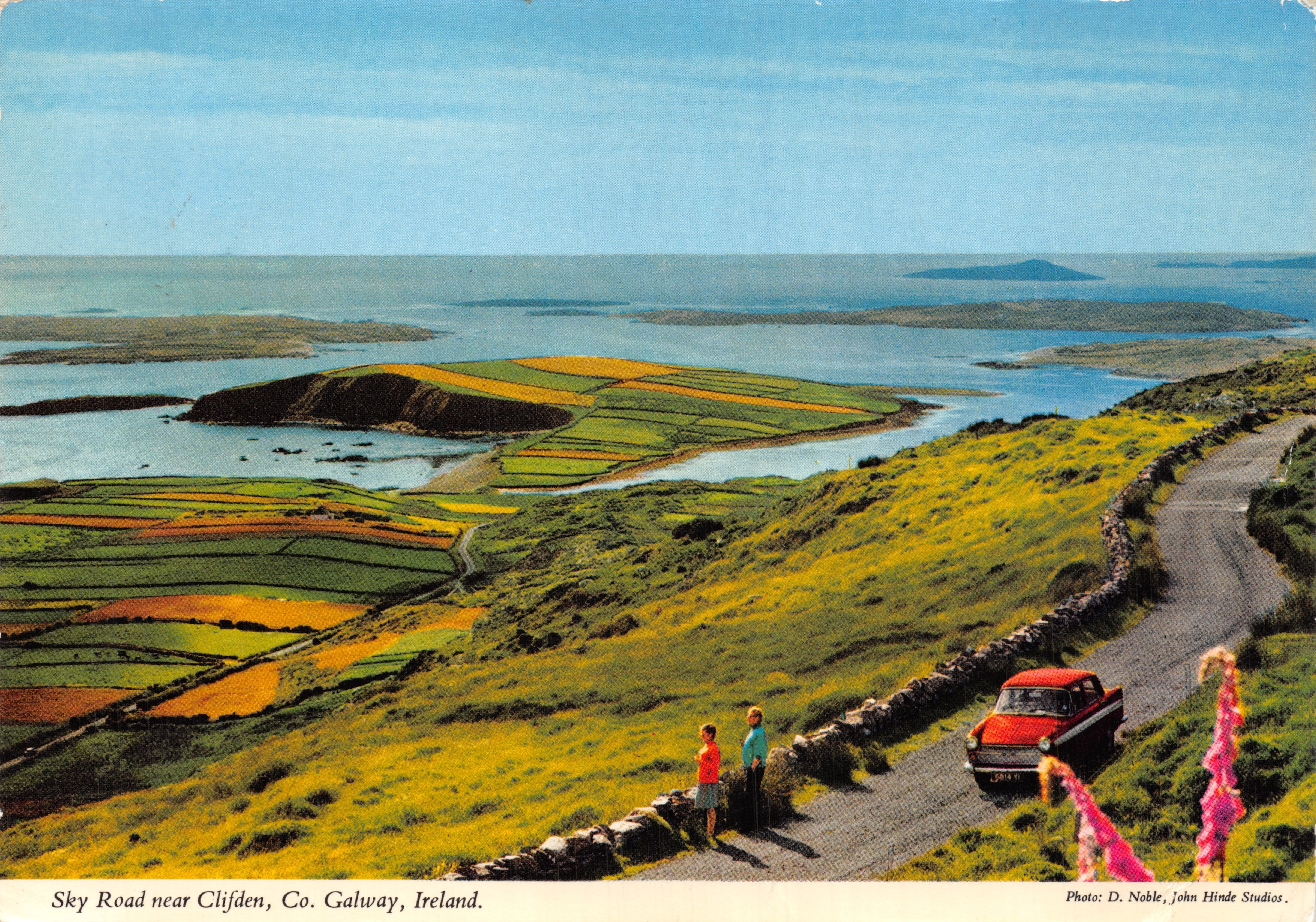 Sky Road near Clifden, Co. Galway, Ireland — vue panoramique sur la côte et les îles — Photo D. Noble, John Hinde Studios