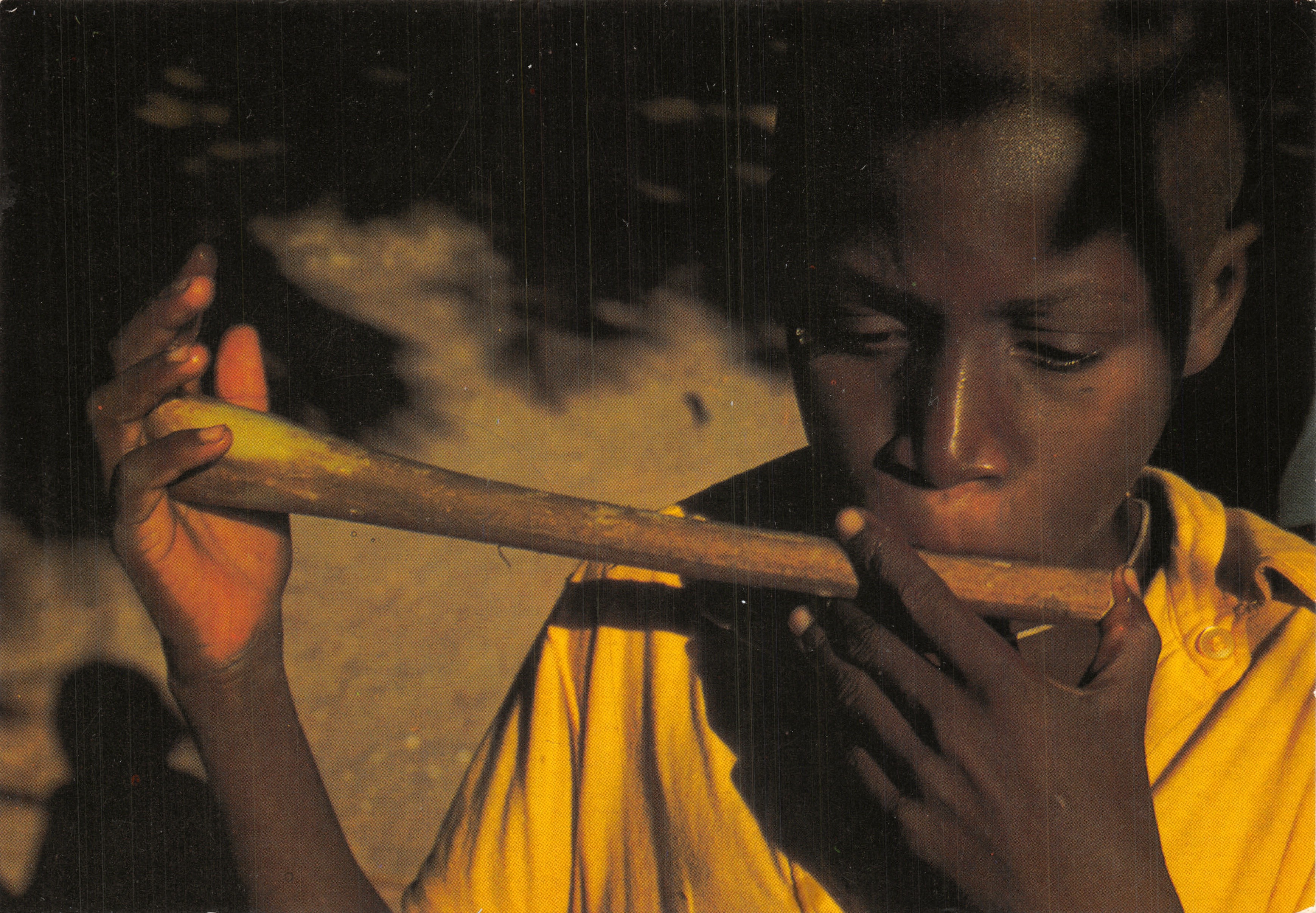 Joven africano — tocando una flauta de madera — serie 7644, editor IRIS