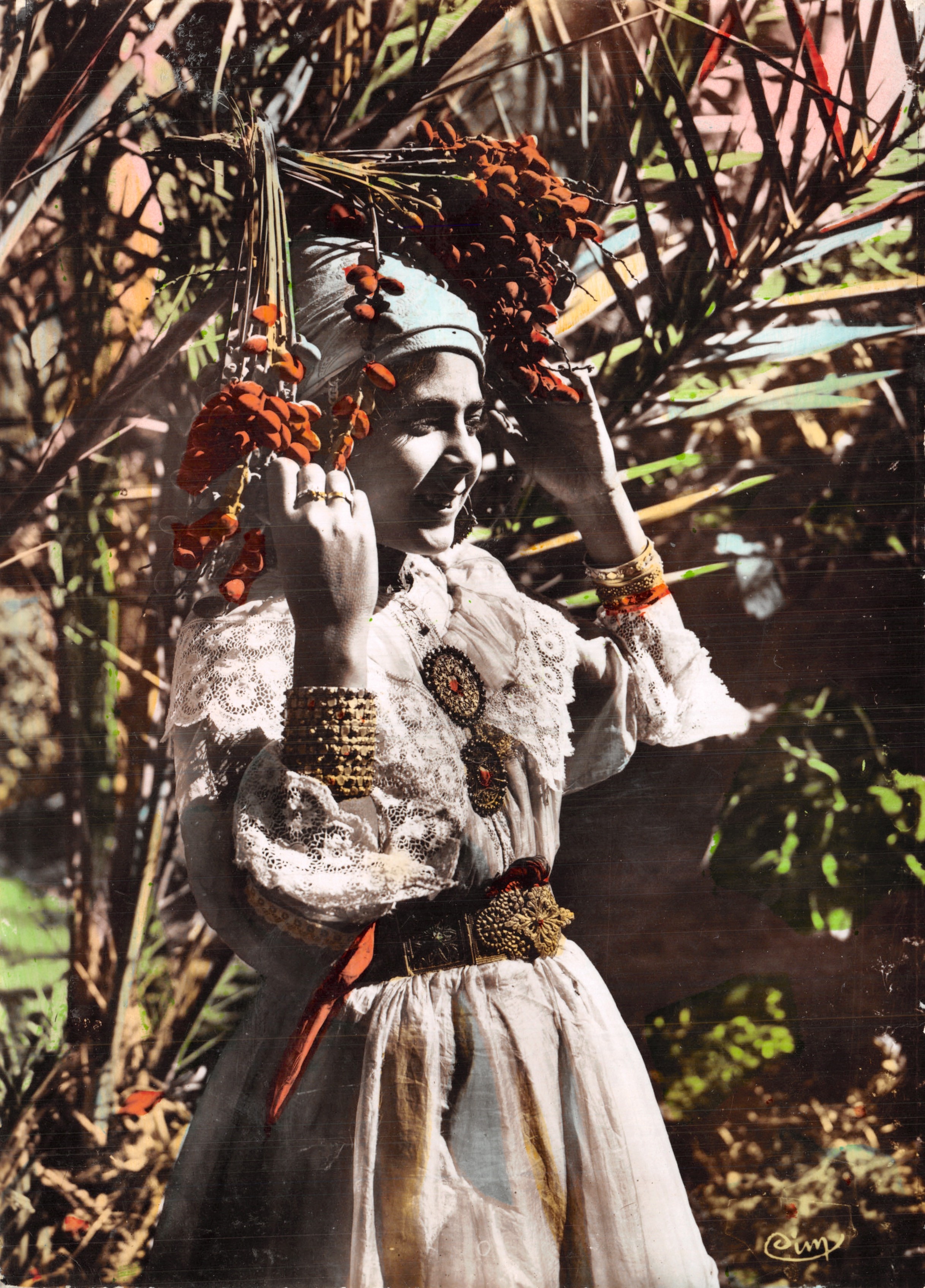 Mujer llevando dátiles — escena de la vida cotidiana — editor R. Prouhon, serie 590 Marruecos