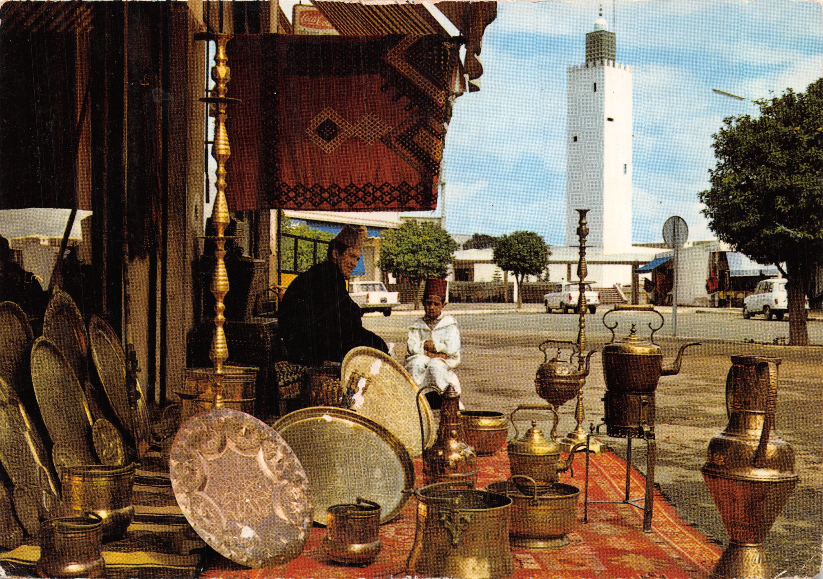 Marché d'Agadir — marchand de cuivres et tapis devant une mosquée — Éditions Couleurs Naturelles, M 451