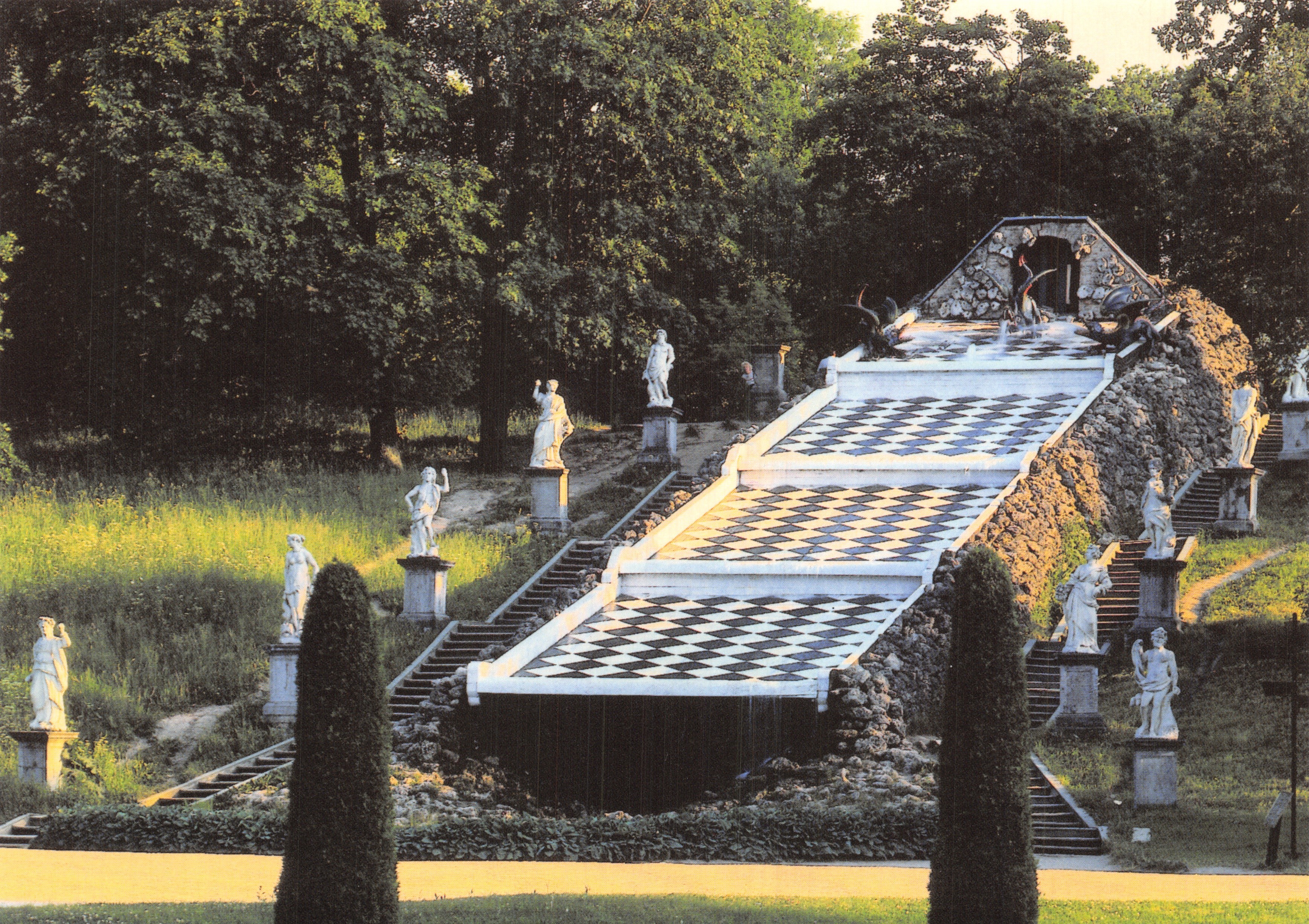 Parc inférieur — Cascade d'échiquier — Architectes M. Zemtsov et I. Davydov (1737-1739)