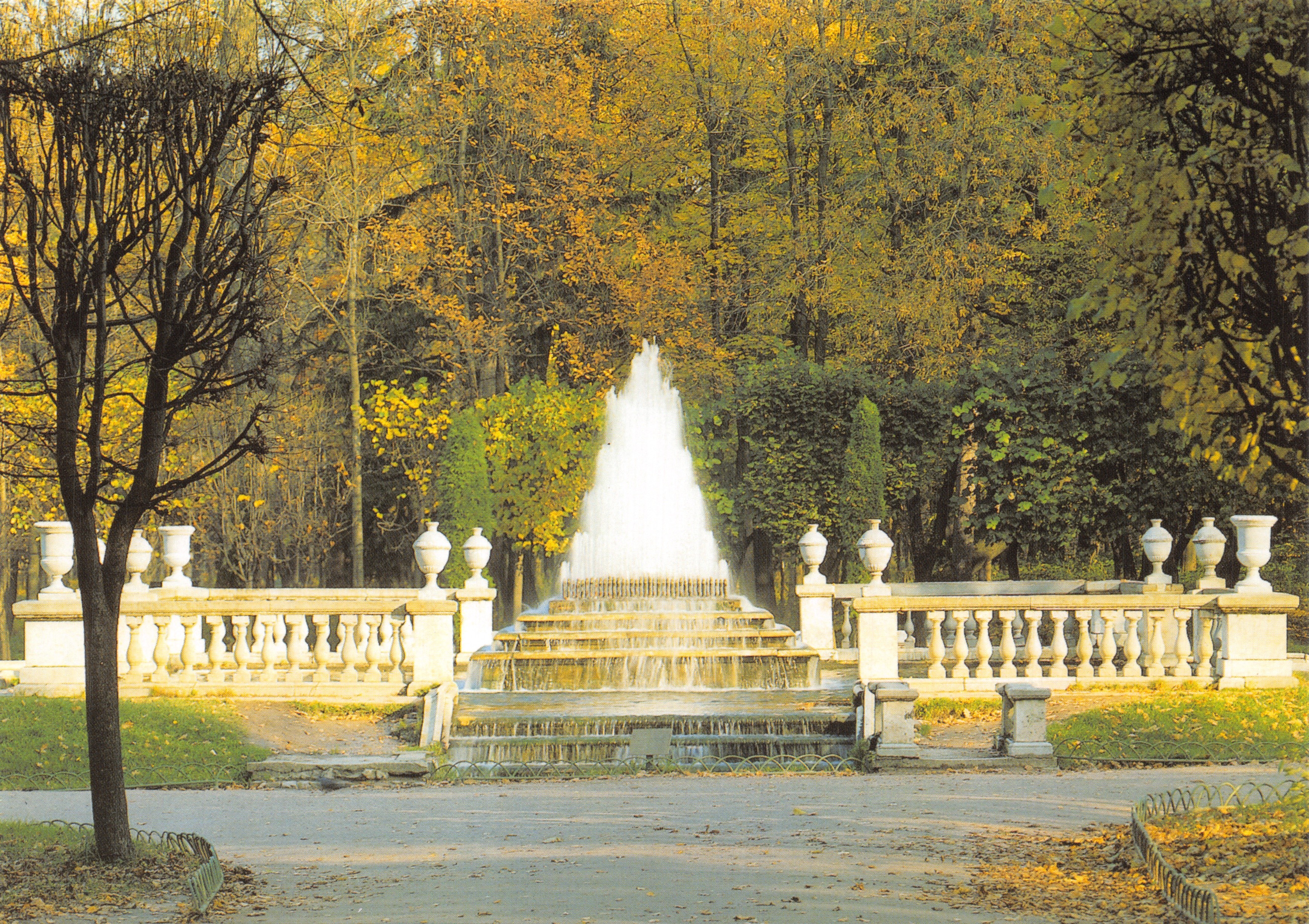 Onderpark — Fontein van de Piramide — uitgever niet zichtbaar Peterhof