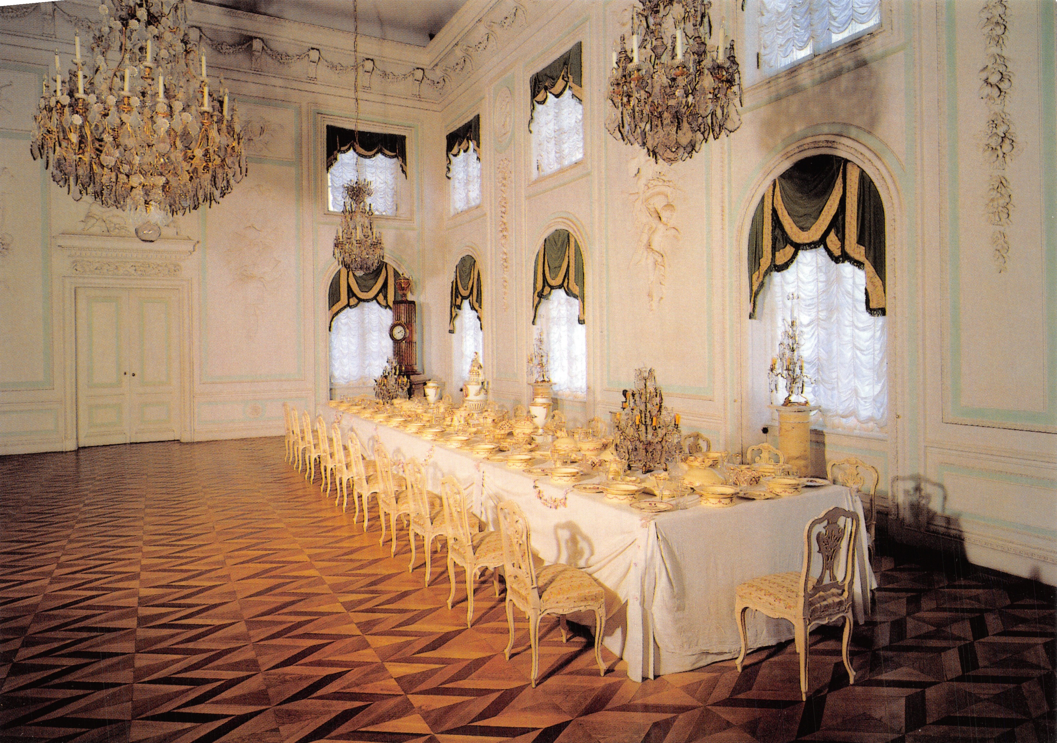 Salle à Manger Blanche — salle à manger blanche ornée de lustres et de boiseries, éditeur non visible  Peterhof