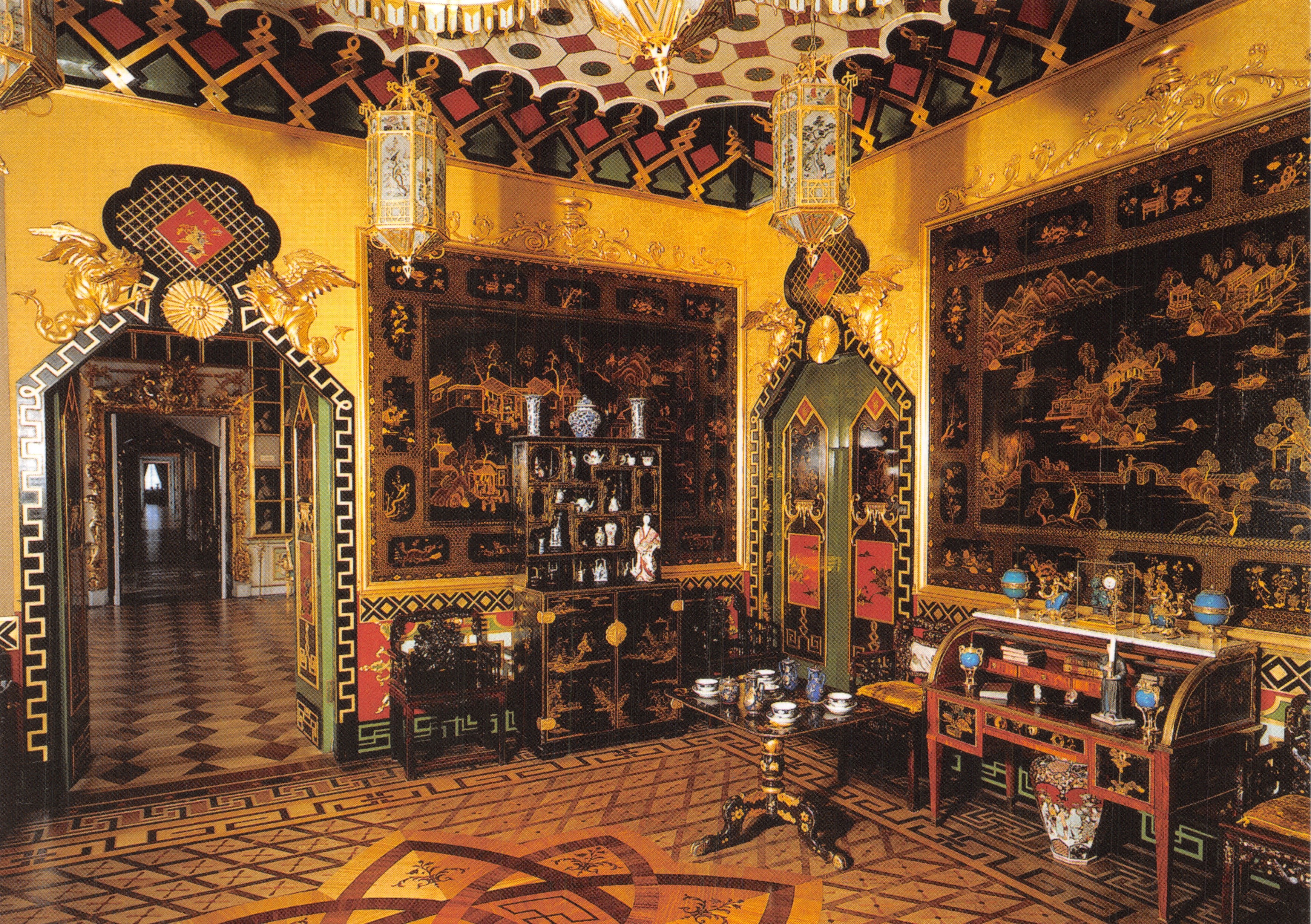 Cajón chino occidental — Habitación decorada con muebles y decoraciones chinas sobre fondo negro y dorado — Editor no visible Peterhof
