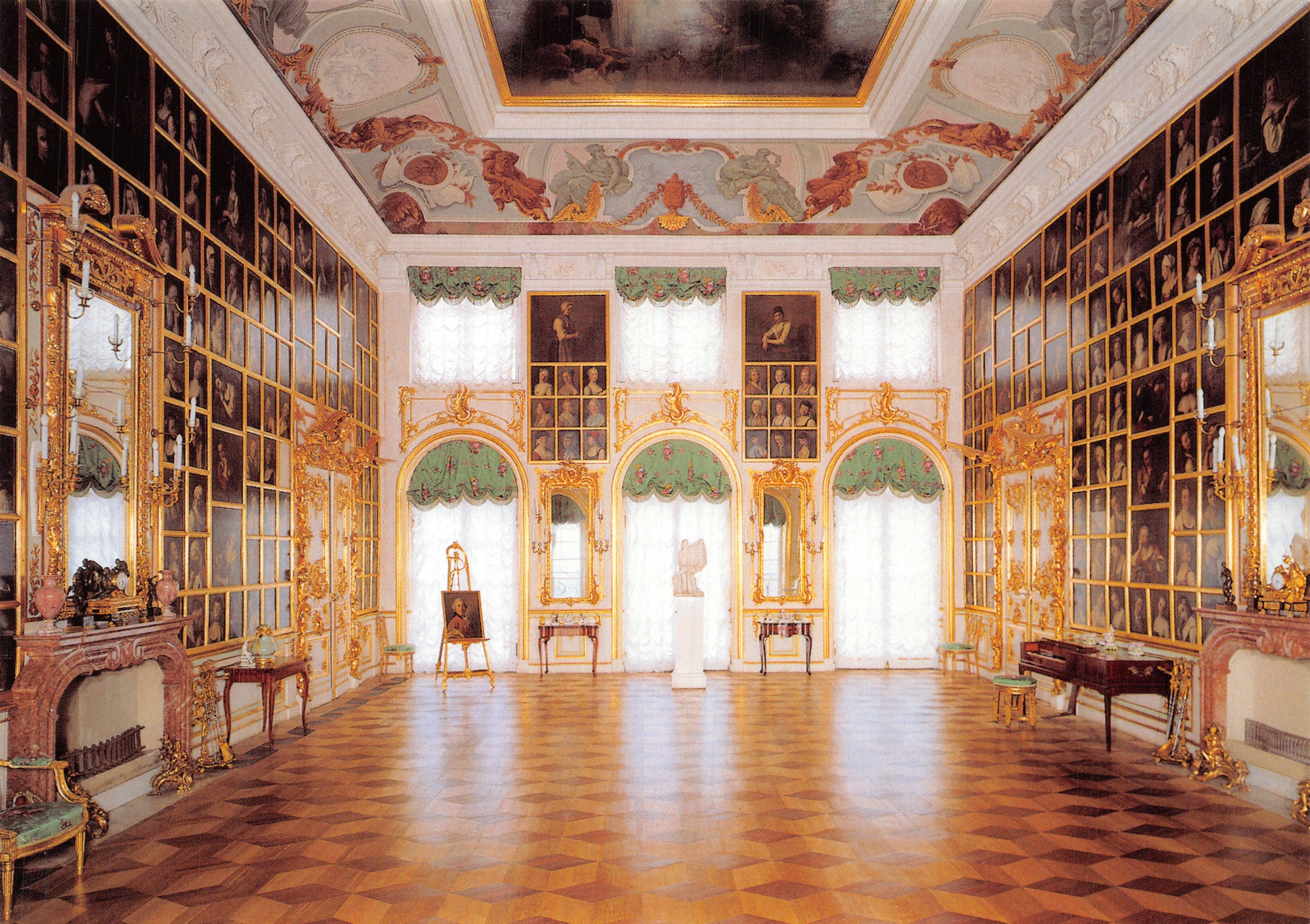 Sala portretów — sala obrazów ozdobiona setkami oprawionych portretów — wydawca nieznany Peterhof