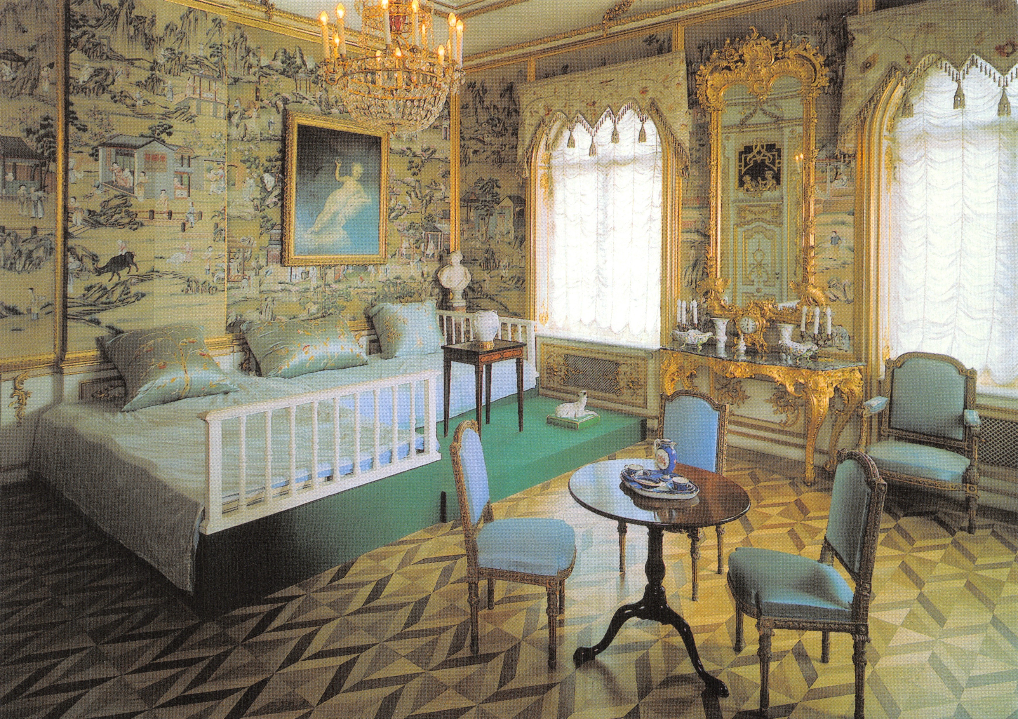 Habitación con diván — interior ricamente decorado — editor no visible Peterhof