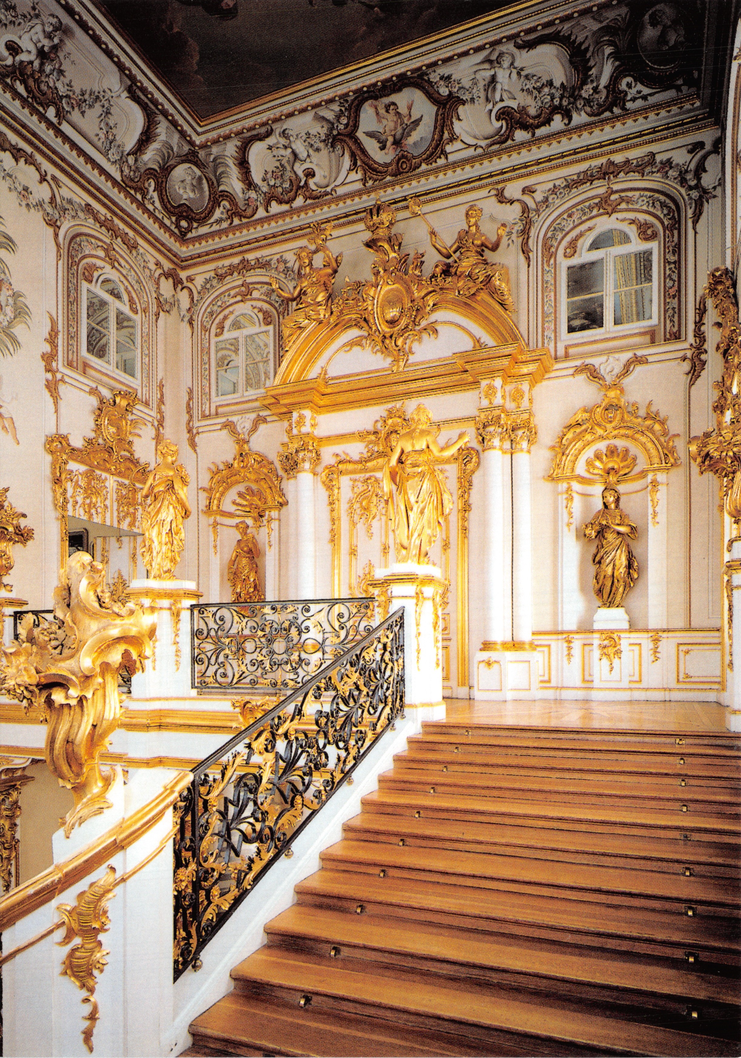 Escalier d'honneur — intérieur richement décoré — éditeur non visible