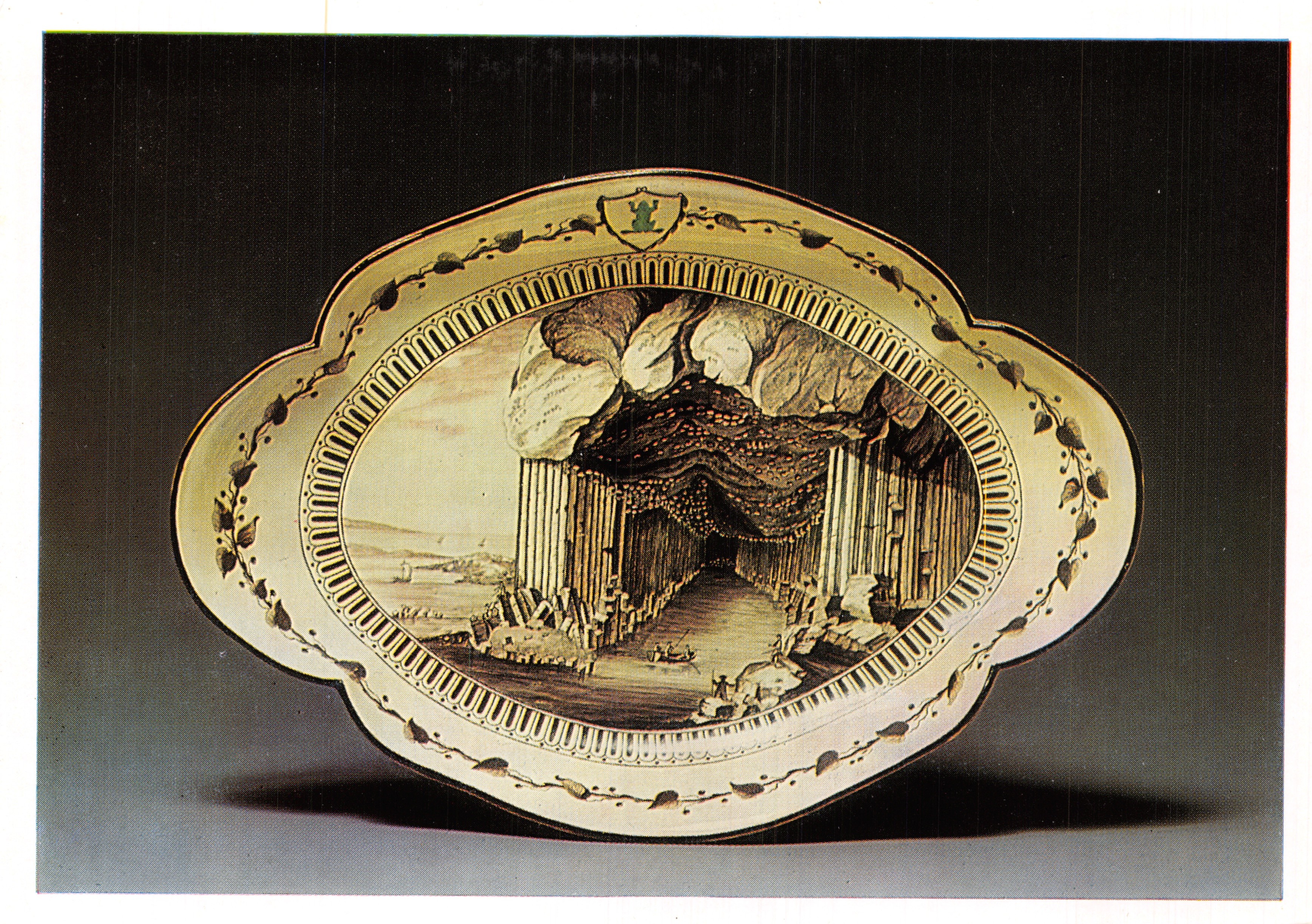 Uitzicht op de grot van Fingal op de eiland Staffa — keramisch service 'Grenouille verte' van Josiah Wedgwood, 1773-74 — uitgever Aurora Art Publishers, Leningrad 1984