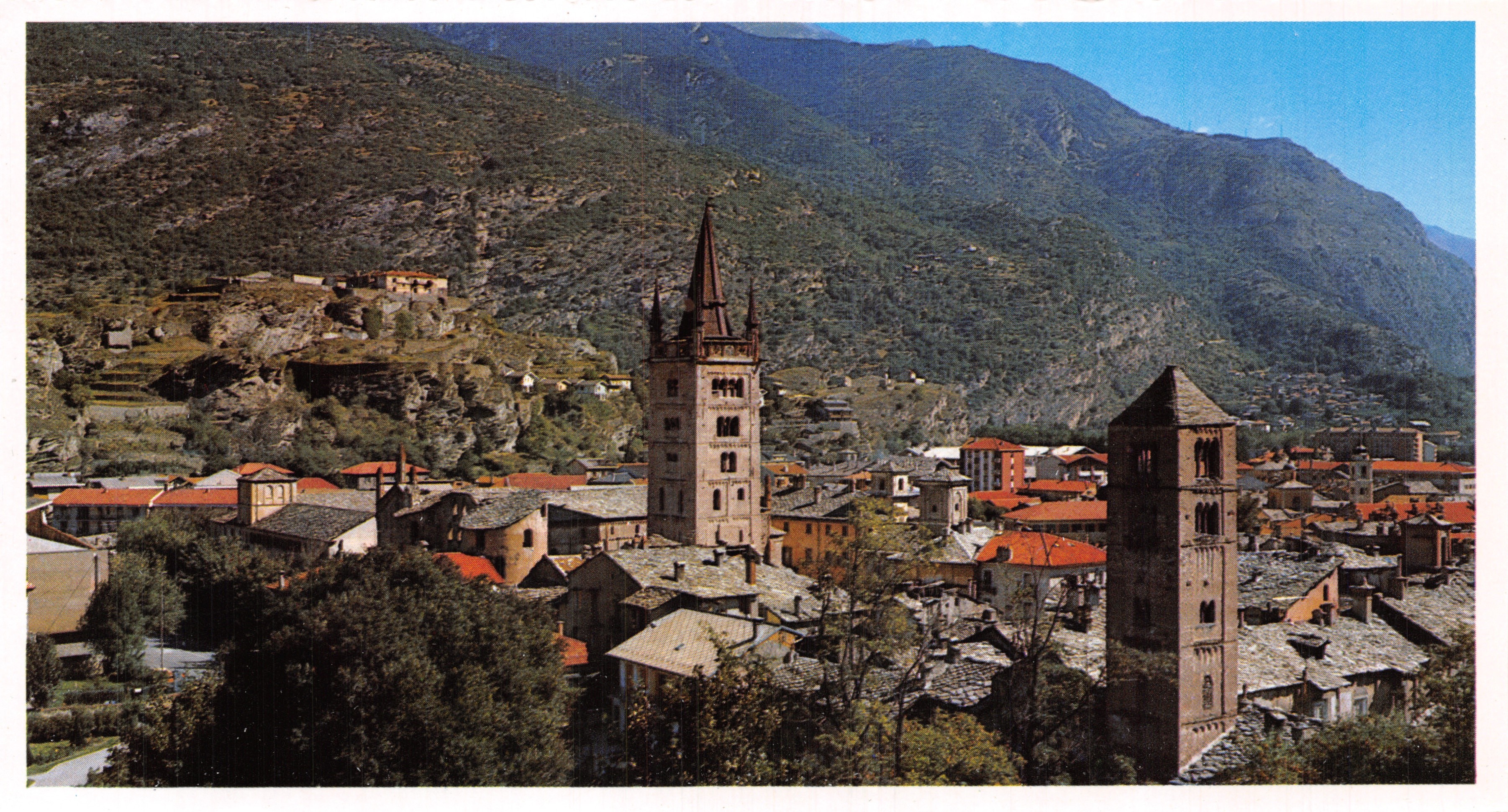 Vue partielle de l'ancienne Susa - Porta Savoie, et les clochers de la cathédrale et de l'église Santa Maria Maggiore