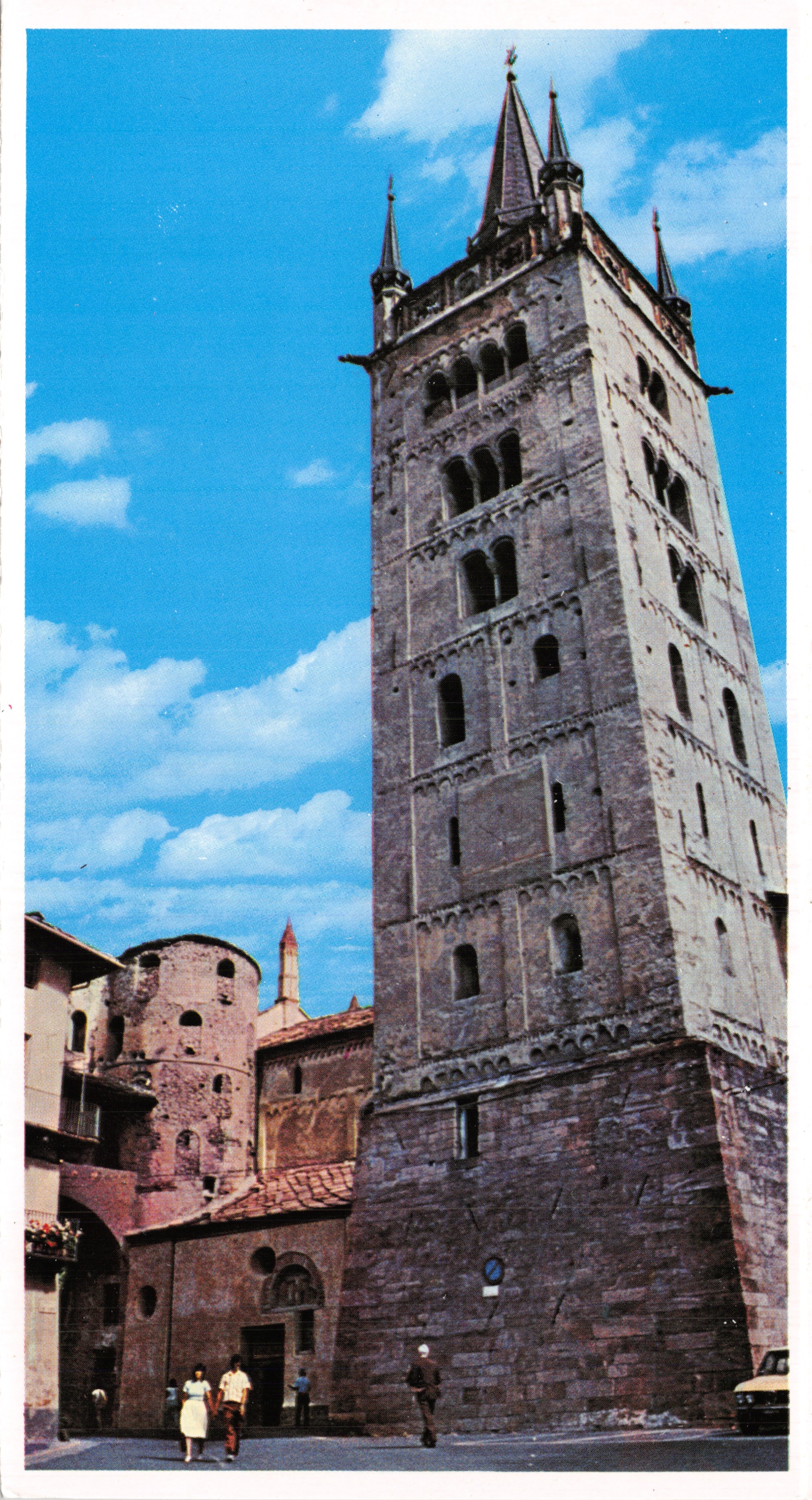 Campanario románico de la Catedral de San Giusto — Editor no visible