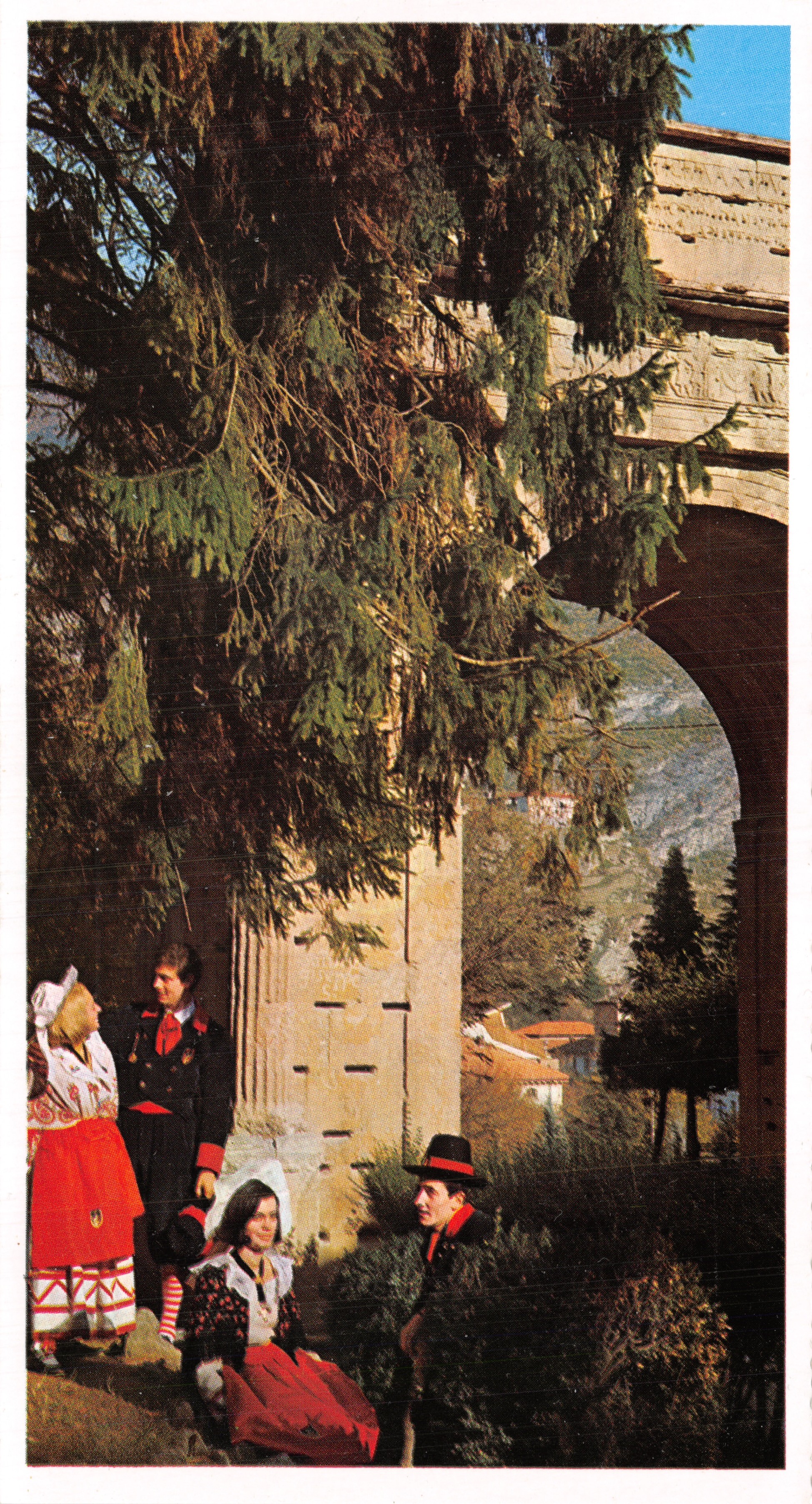Arco Romano di Cesare Augusto (a. 8 a.C.) — Arc en pierre avec groupe folklorique — éditeur non visible
