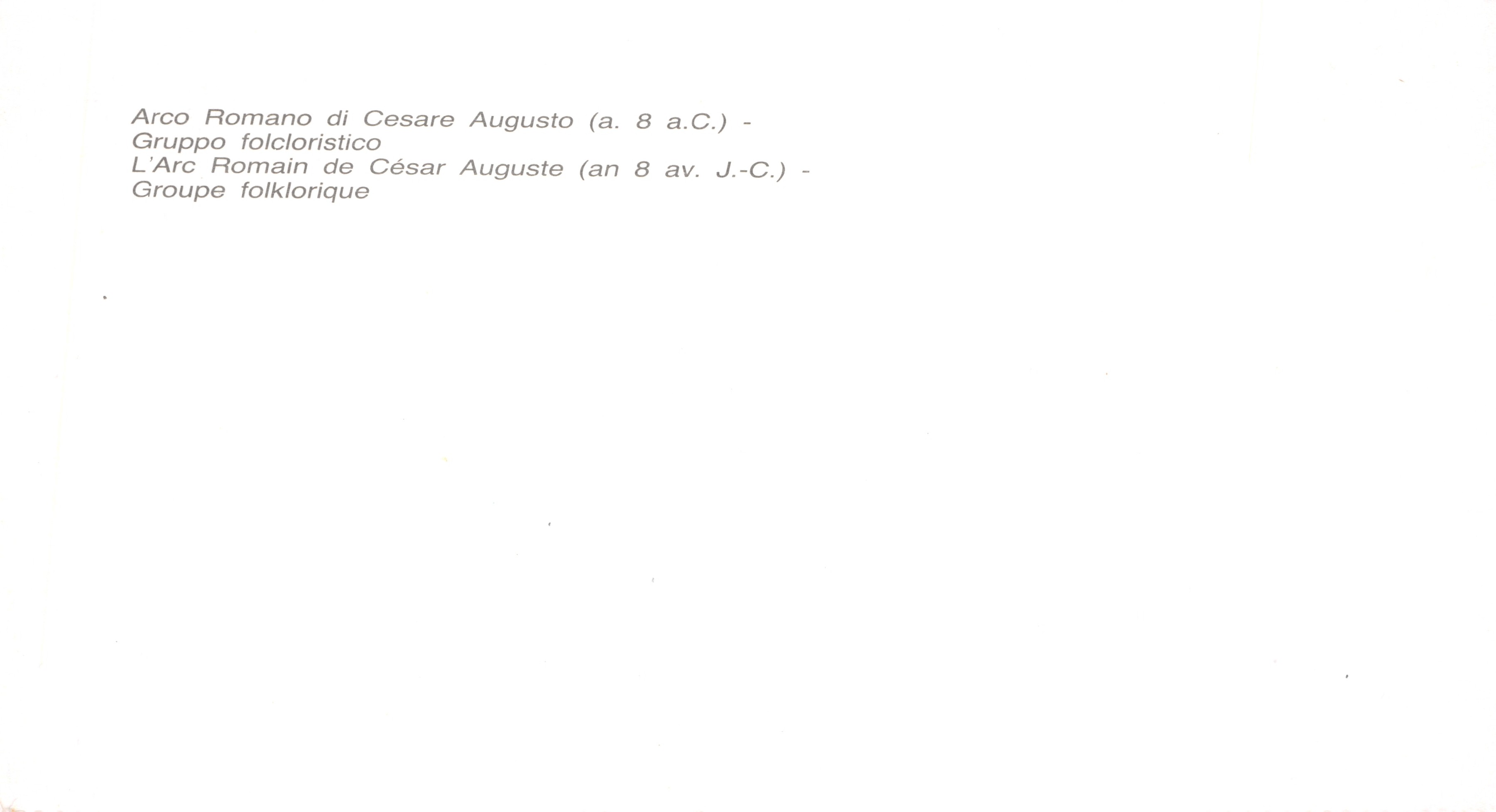 Arco Romano di Cesare Augusto (a. 8 a.C.) — Arc en pierre avec groupe folklorique — éditeur non visible — Reverso