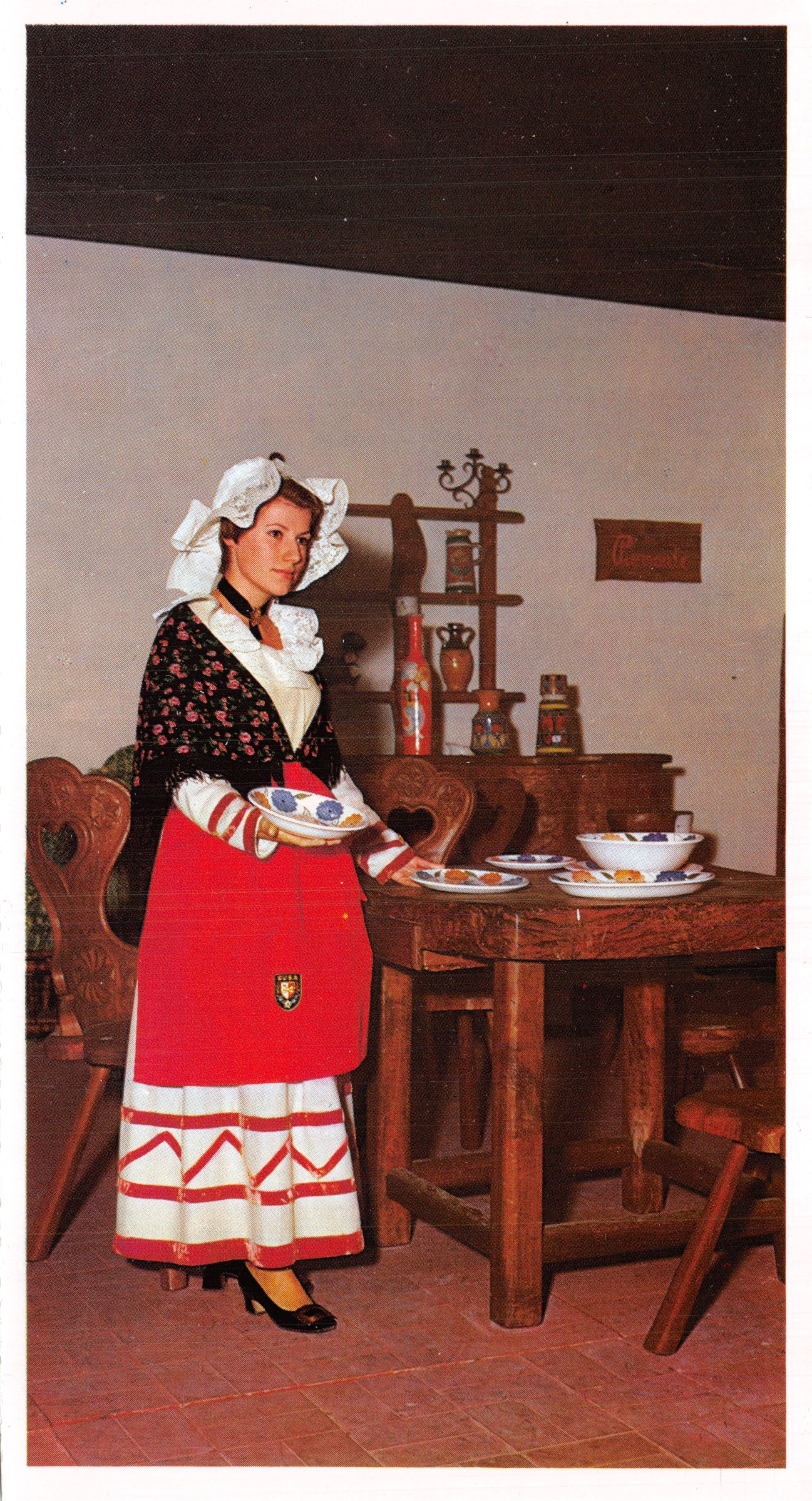 Mujer en traje tradicional — escena de mesa rústica — editor no visible