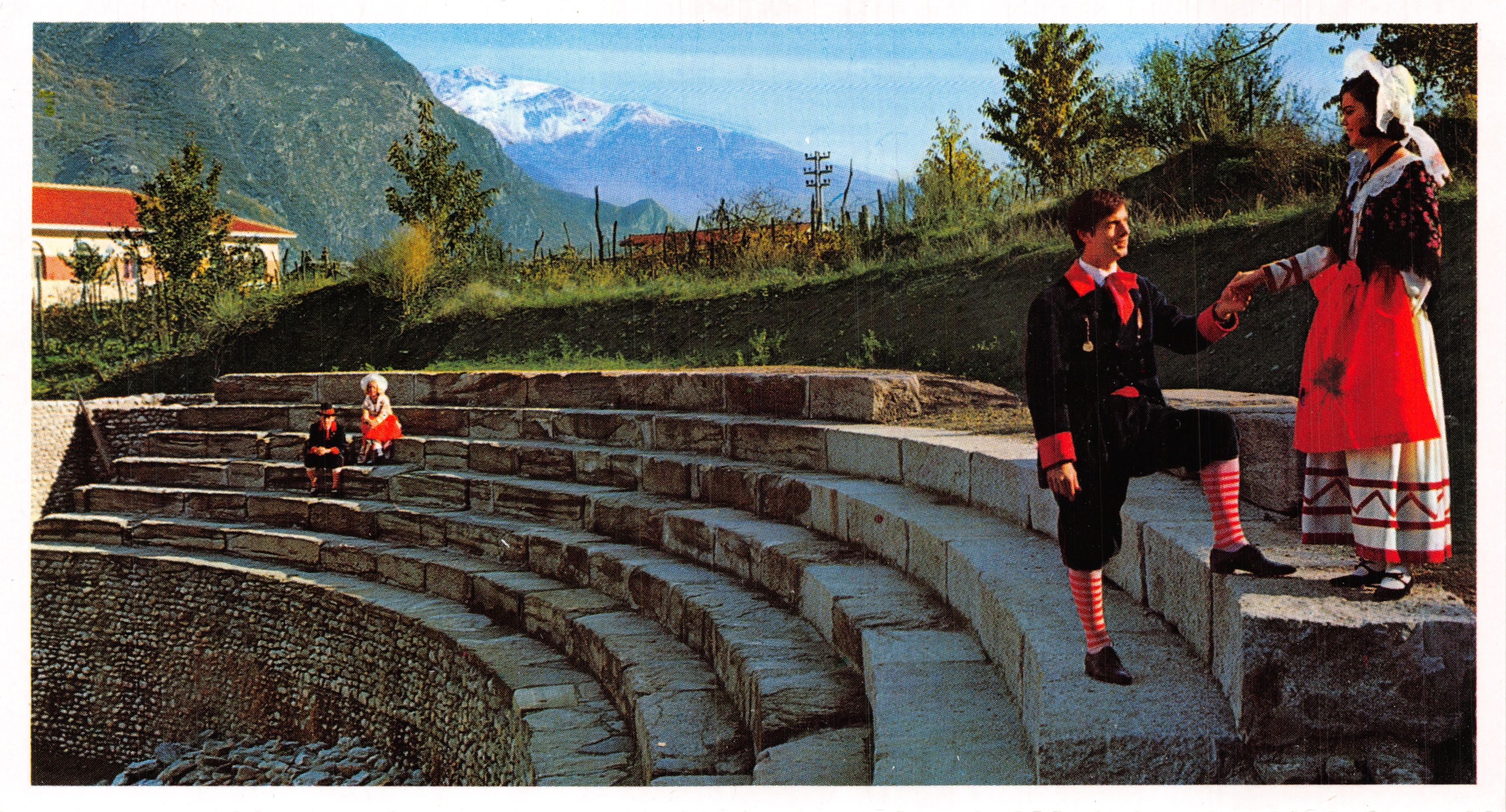 Anfiteatro Romano — scena con costumi tradizionali — editore non visibile