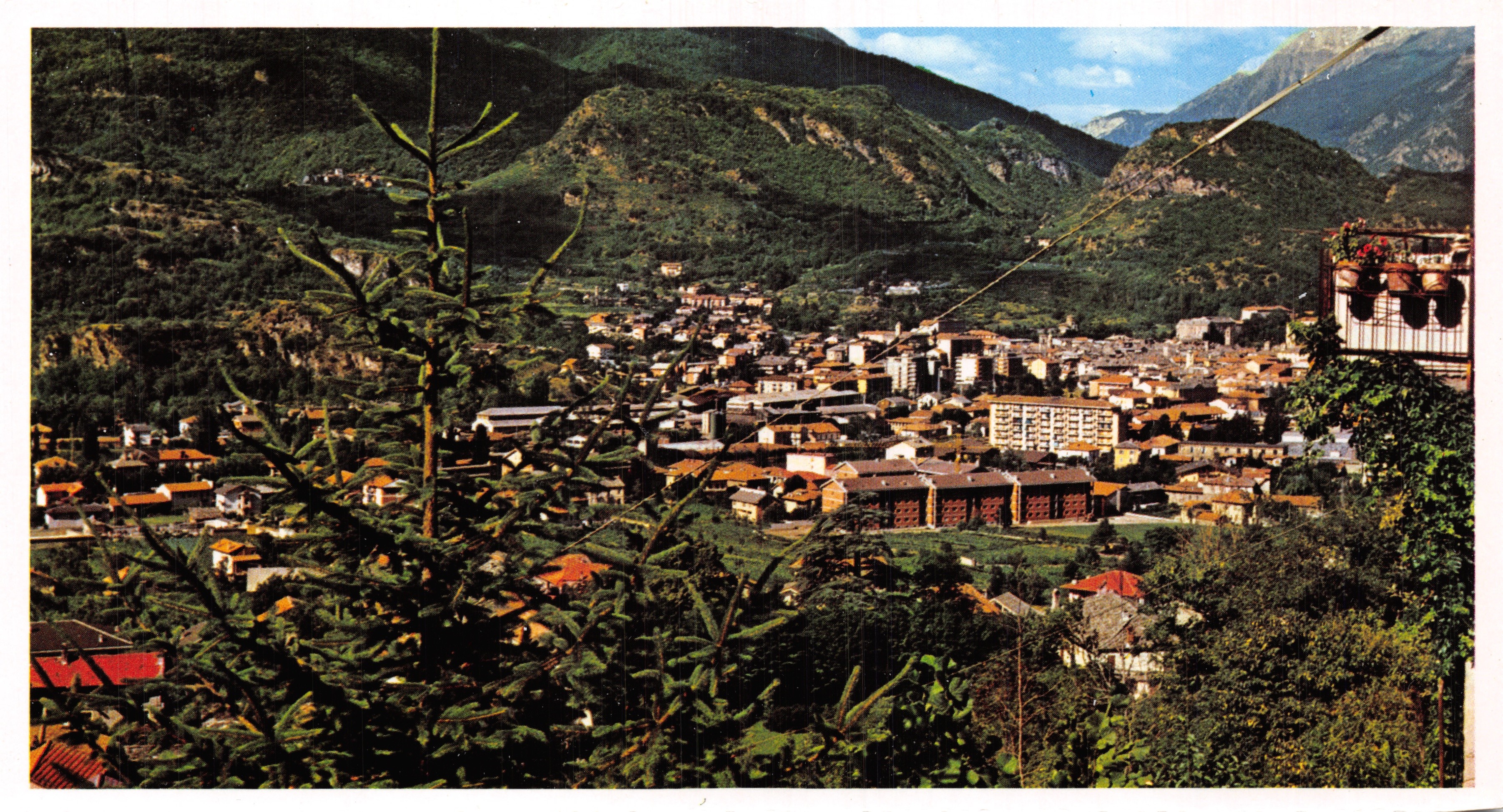 Panorama — Aussicht auf ein Dorf, eingebettet zwischen Bergen — Verleger nicht sichtbar