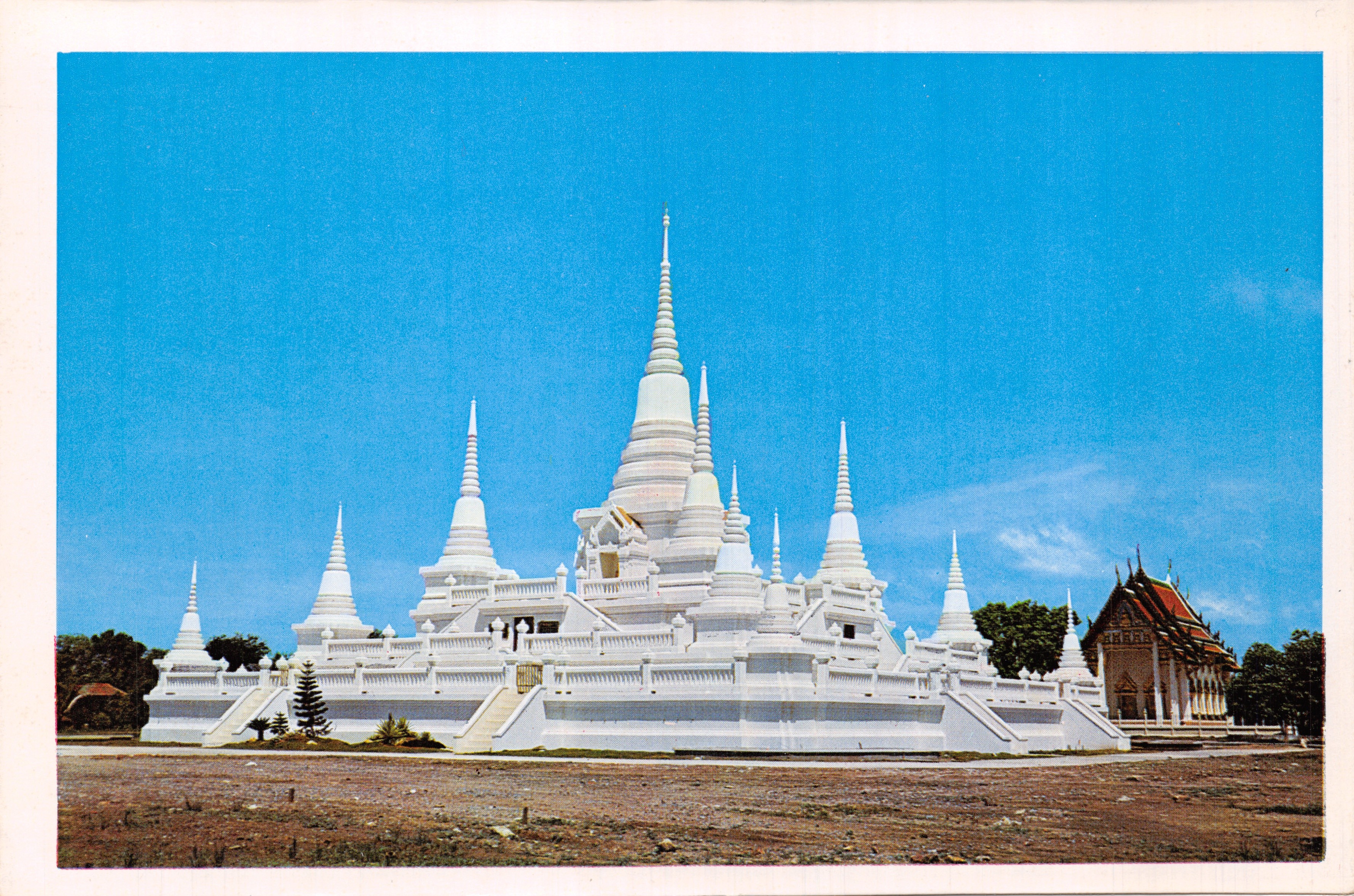 Pagode bianche di Wad Asokaram — Samutprakarn, Medle Thailand — editore THAI SILPA