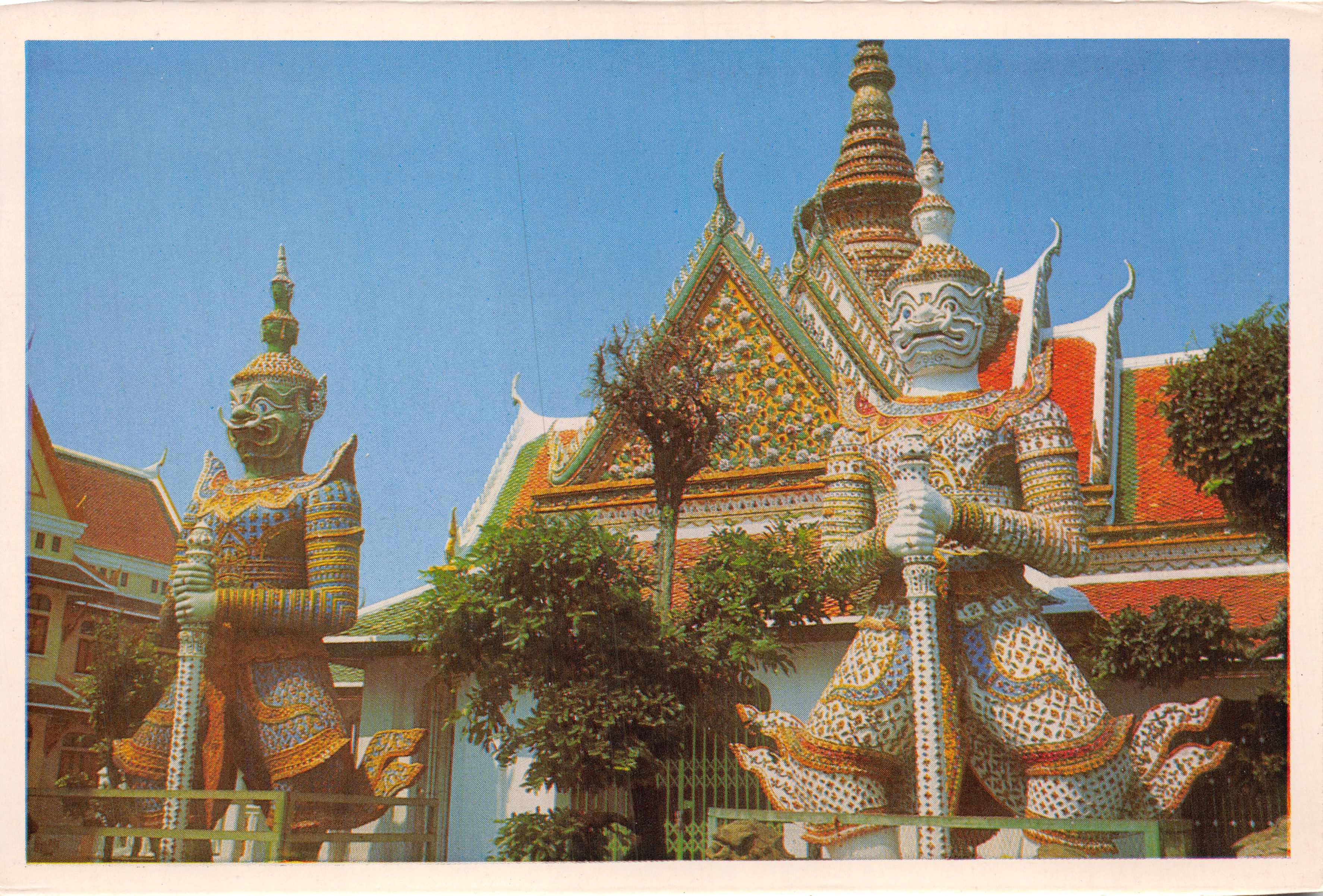 Statues de géants — devant le temple de l'Aube — éditeur Thailand IN COLOUR