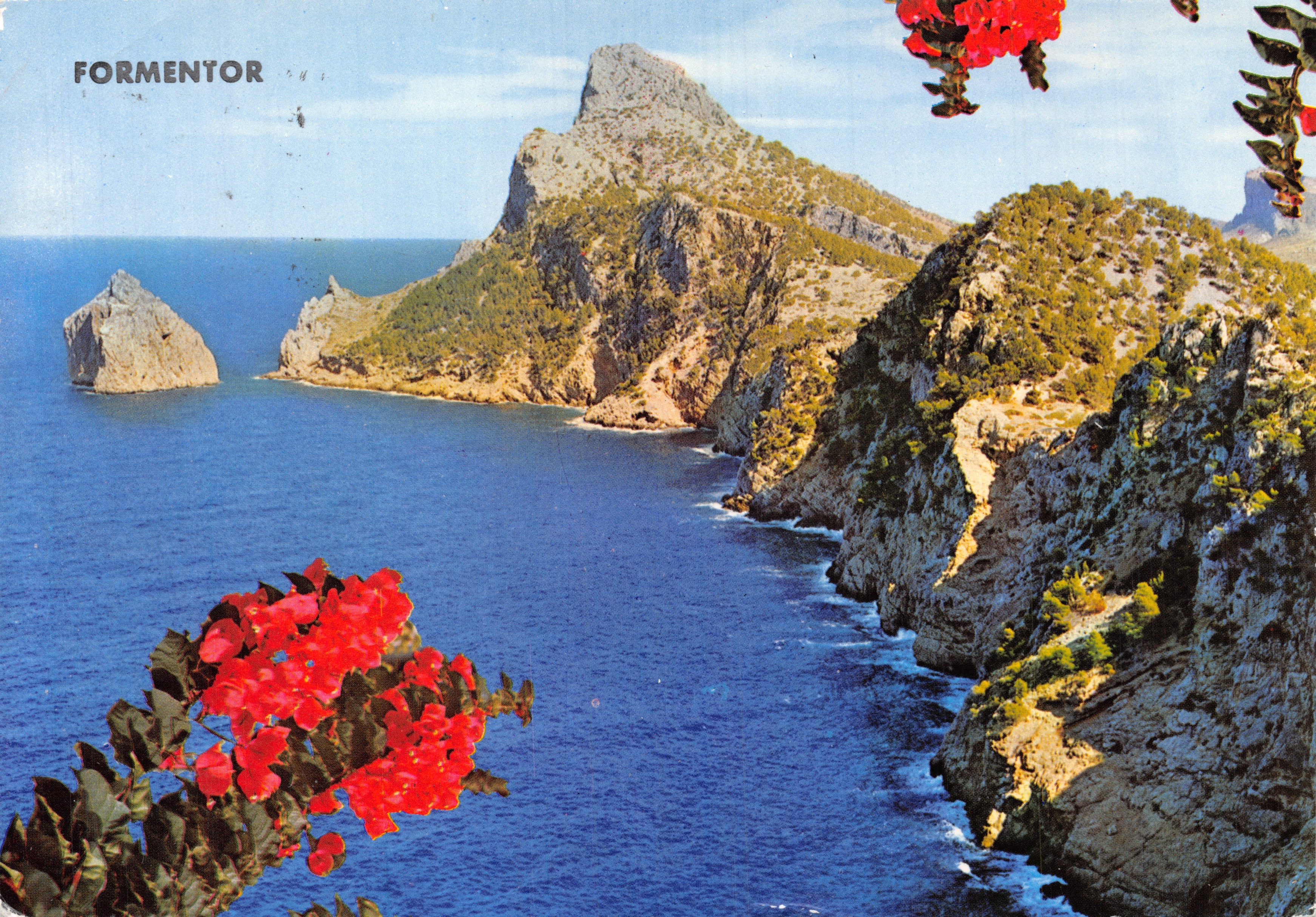 Formentor — vista de la costa rocosa con acantilado e isleta — editor FORMENTOR