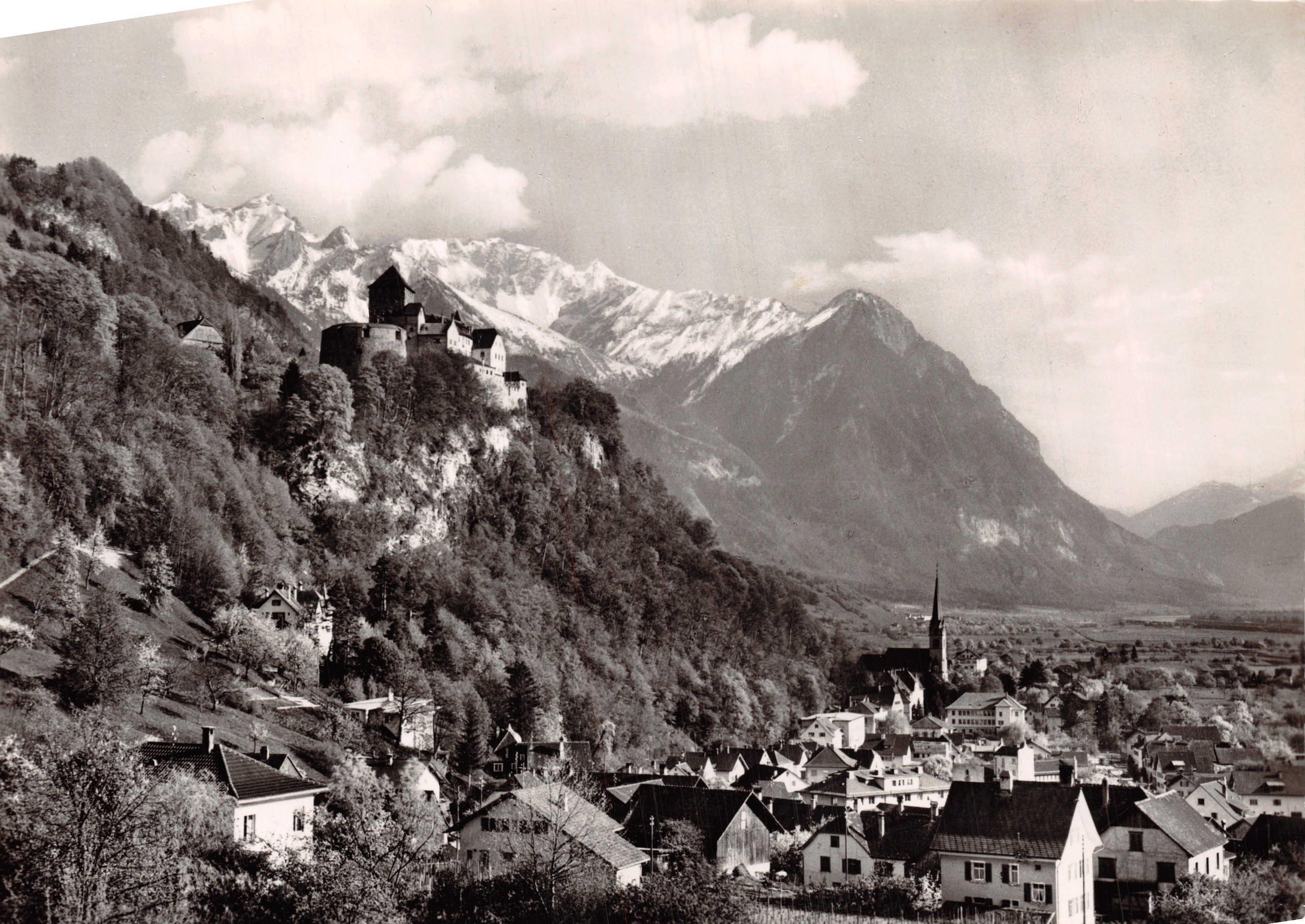 Vaduz — panoramic view with castle and snow-capped mountains — Photo Peter Ospelt, publisher Verlag Peter Ospelt, Vaduz