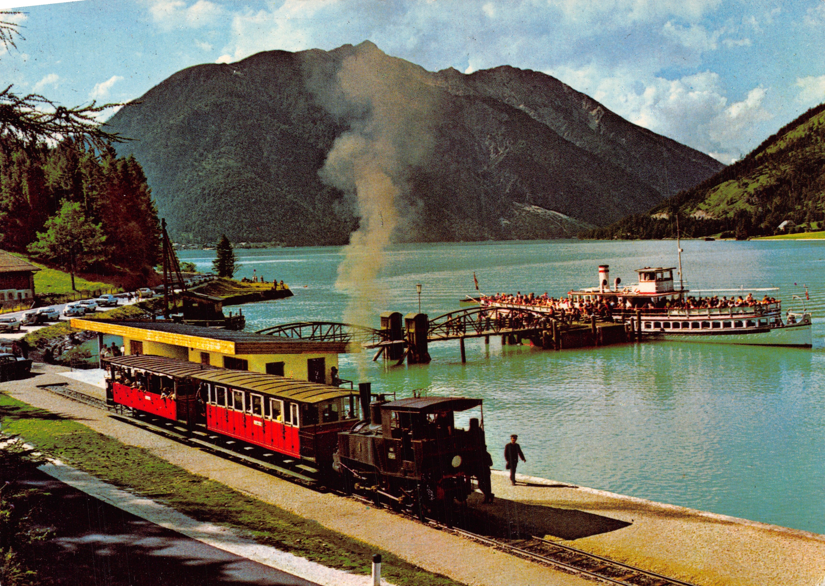 Achensee, Tirolo — stazione della ferrovia a cremagliera con treno a cremagliera e battello a vapore — Foto Weninginger, Jenbach