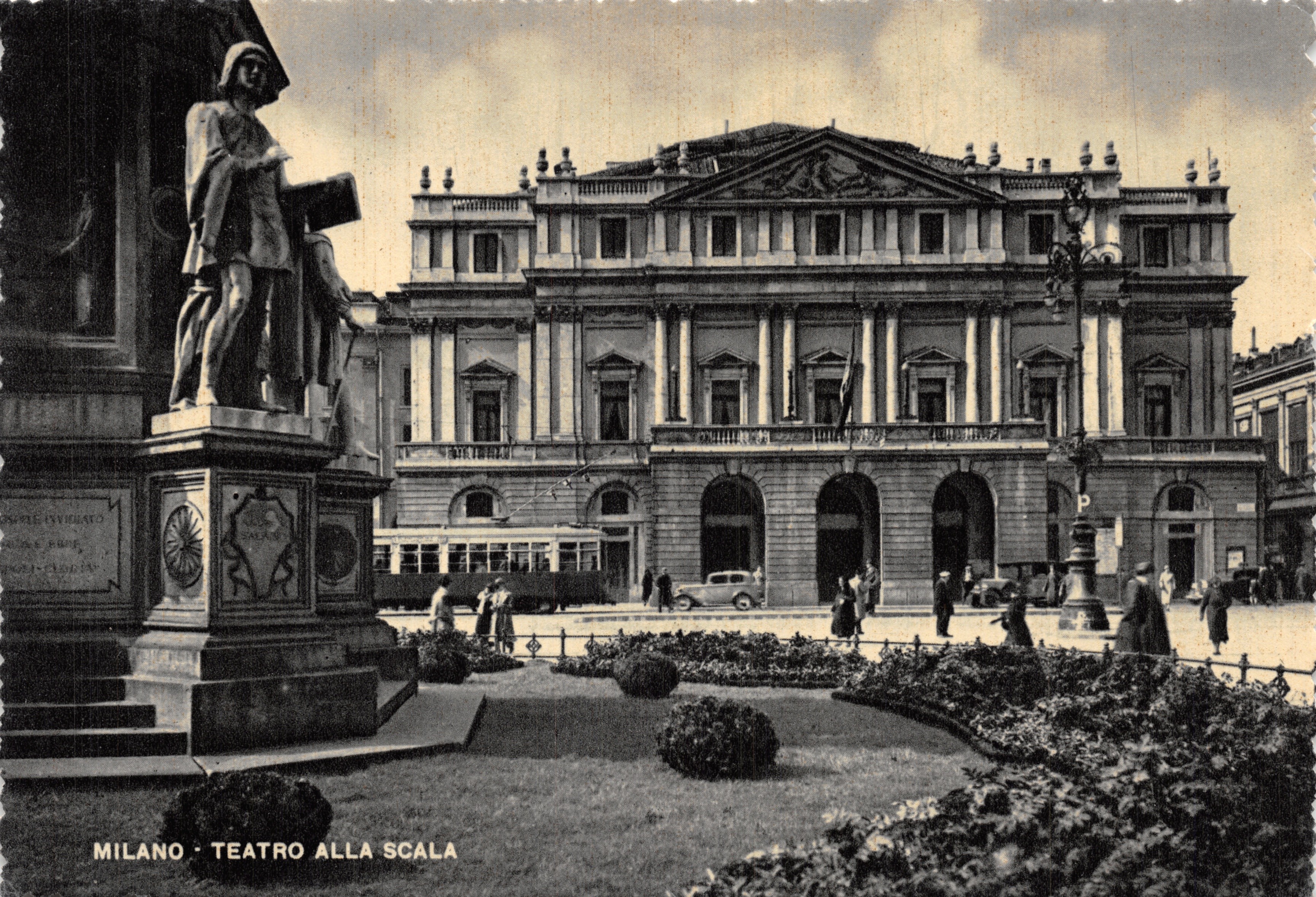 Milano - Teatro alla Scala — façade néoclassique avec statue au premier plan, éditeur Stabilimento Tipografico Capello Milano