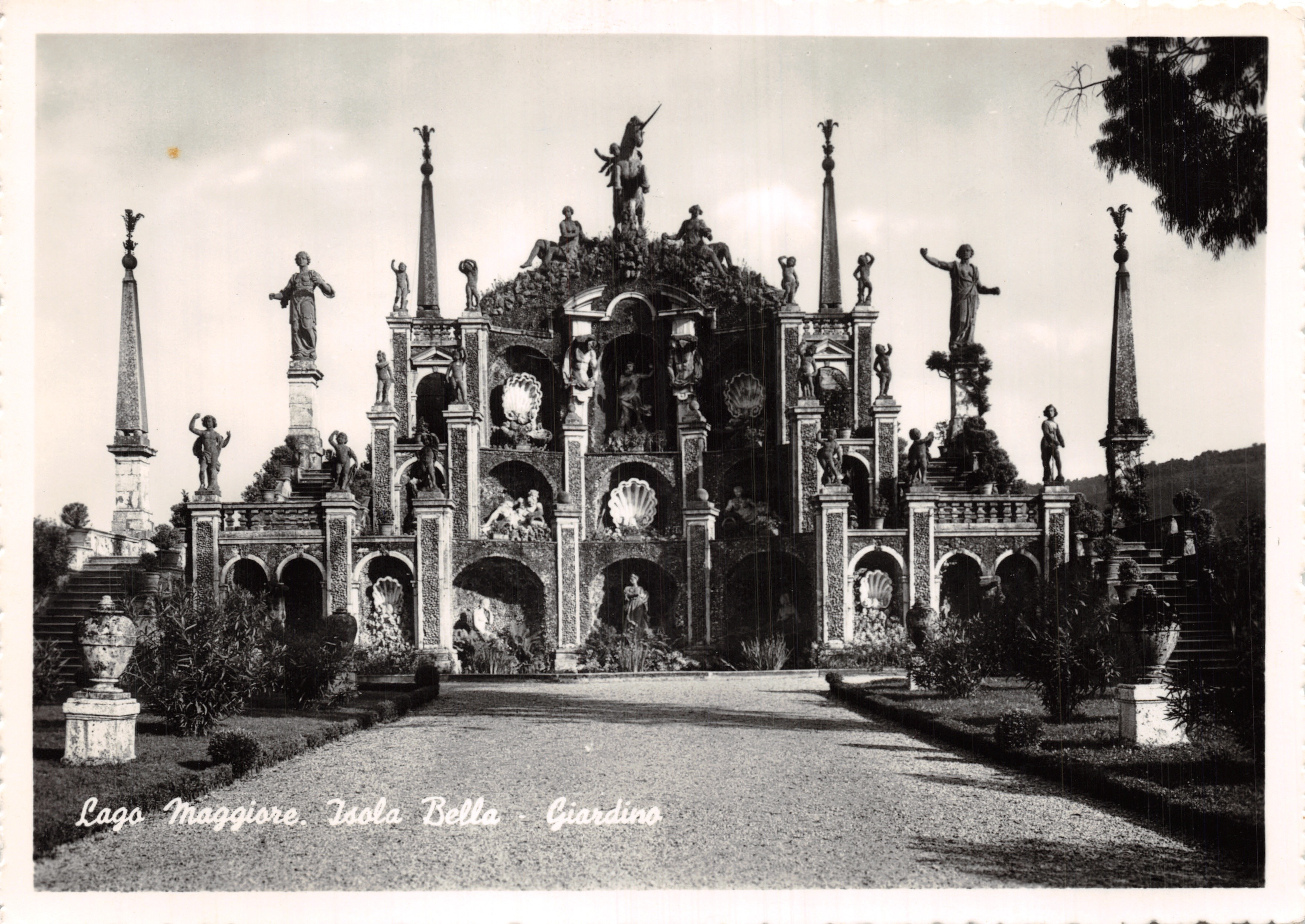 Isola Bella - Jardín — Fuente decorada con estatuas y obeliscos, Lago Maggiore