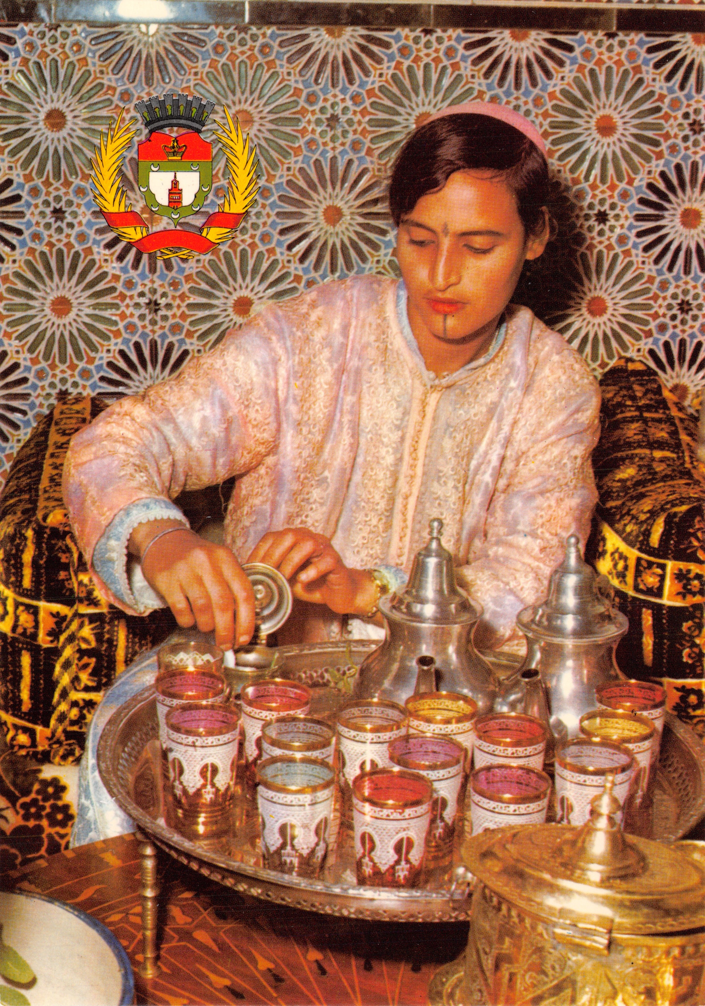 Ceremonia herbaty w Maroku — kobieta podająca herbatę przed murzem z mozaiką — wydawca JEFF, nr 5294 B