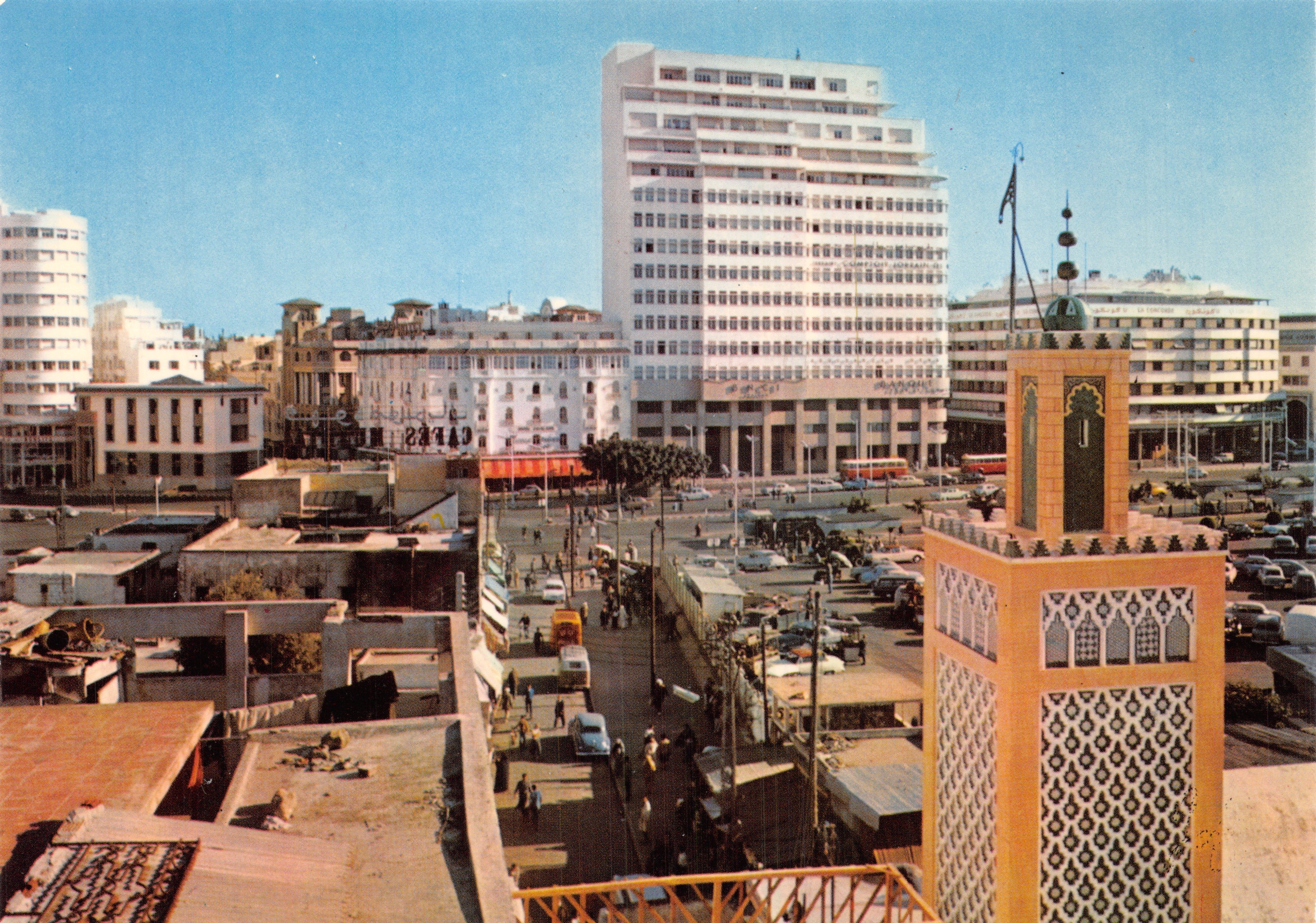 Casablanca — vista urbana con edificio moderno y minarete — editor JEFF