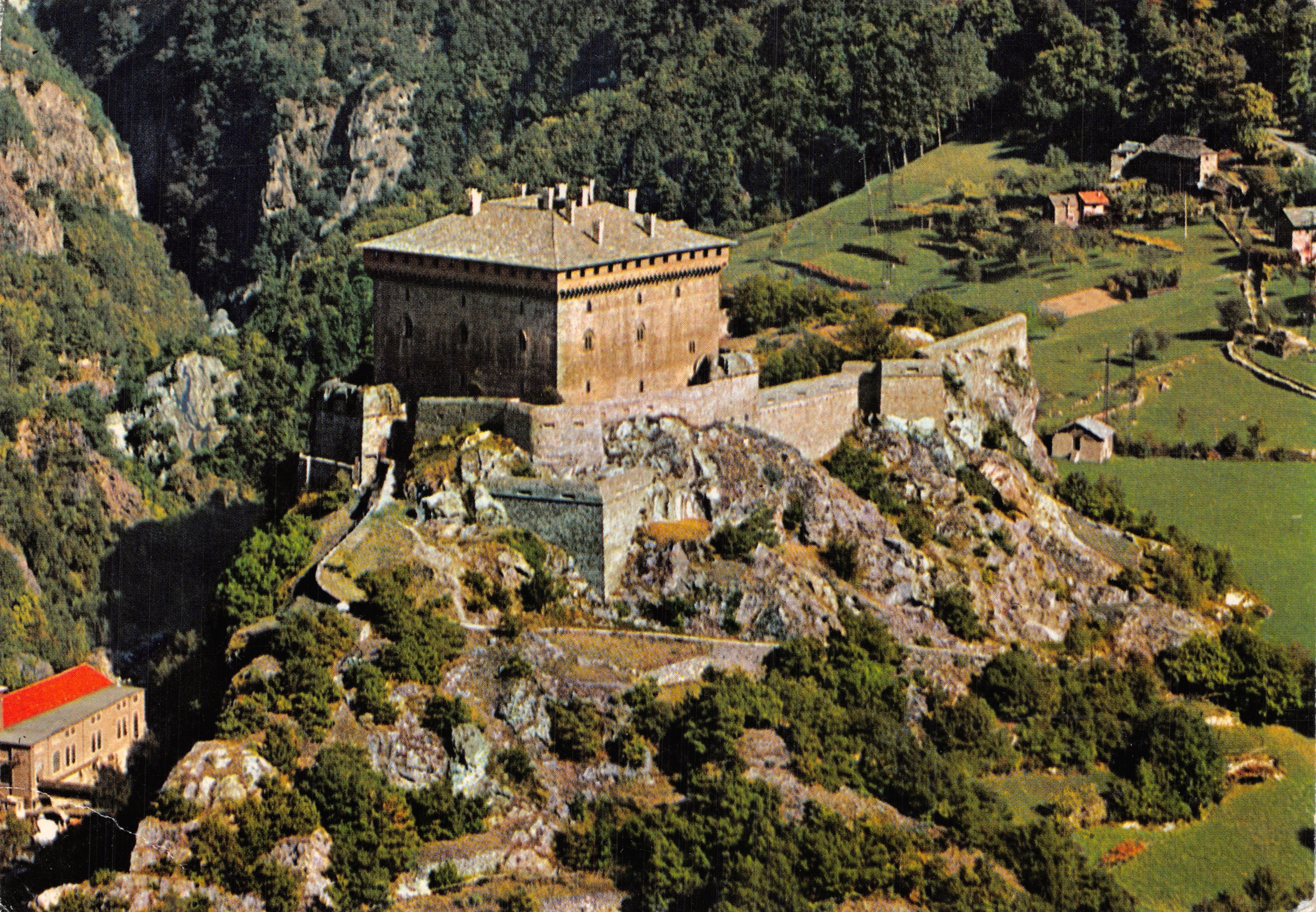 Castello di Verres — vista aerea — S.A.C.A.T. Torino