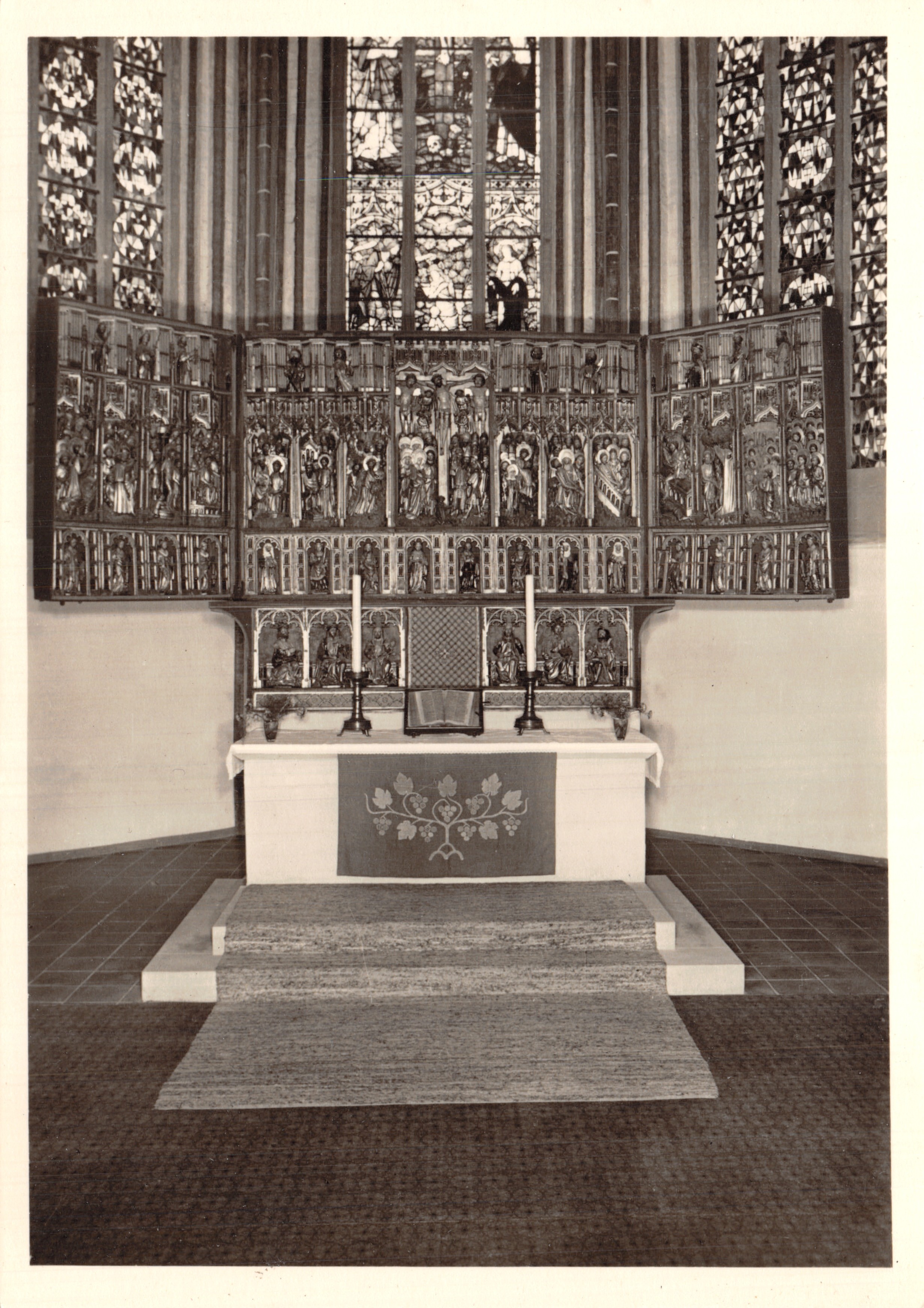 Chiesa di San Giovanni a Lüneburg — Altare maggiore, lavoro scultoreo di diversi maestri del XV secolo (circa 1430)
