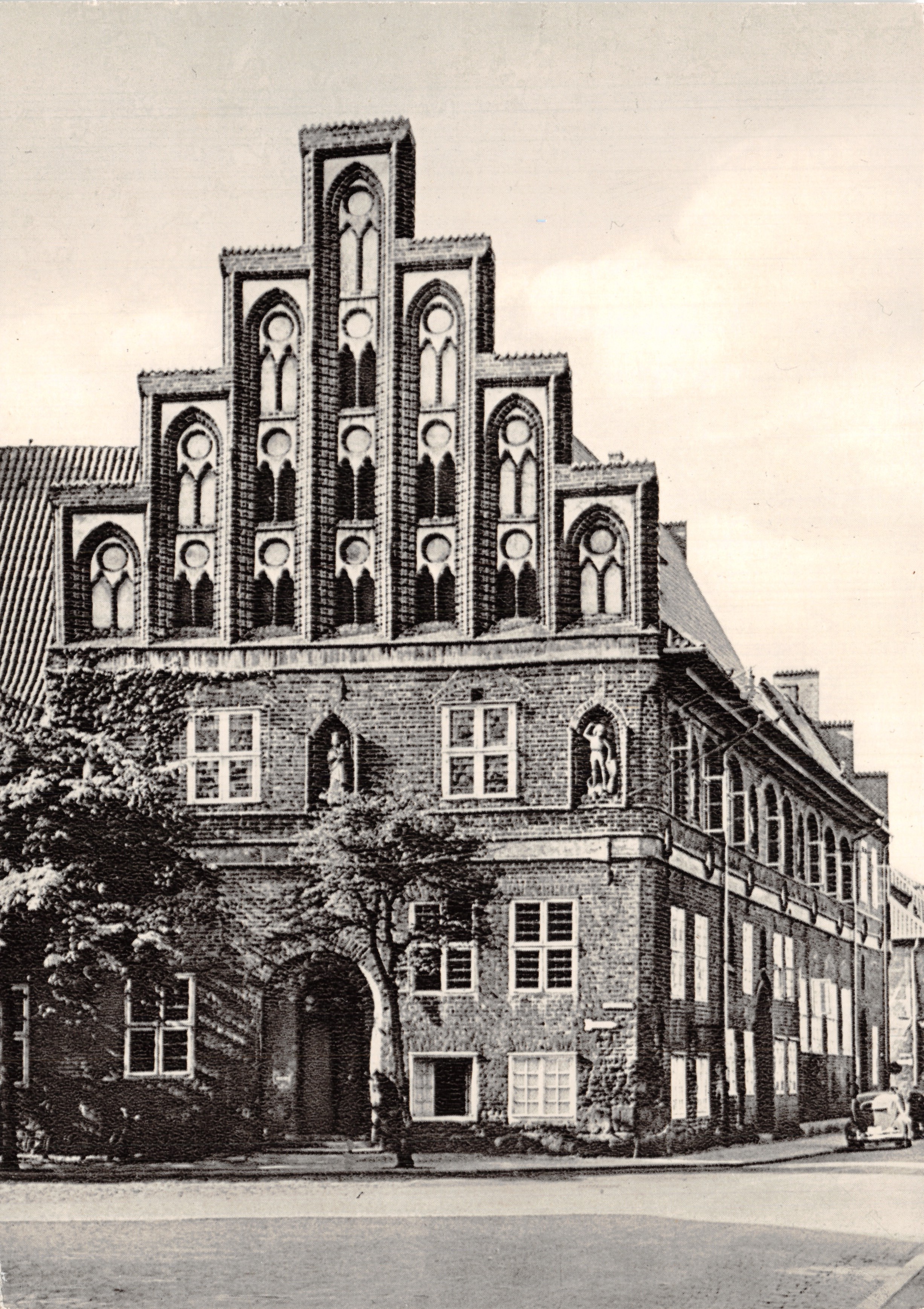 Lüneburg — Gran Kämmerer con gable con pináculos (hacia 1480) — Kunstverlag Voigt, n.º 307