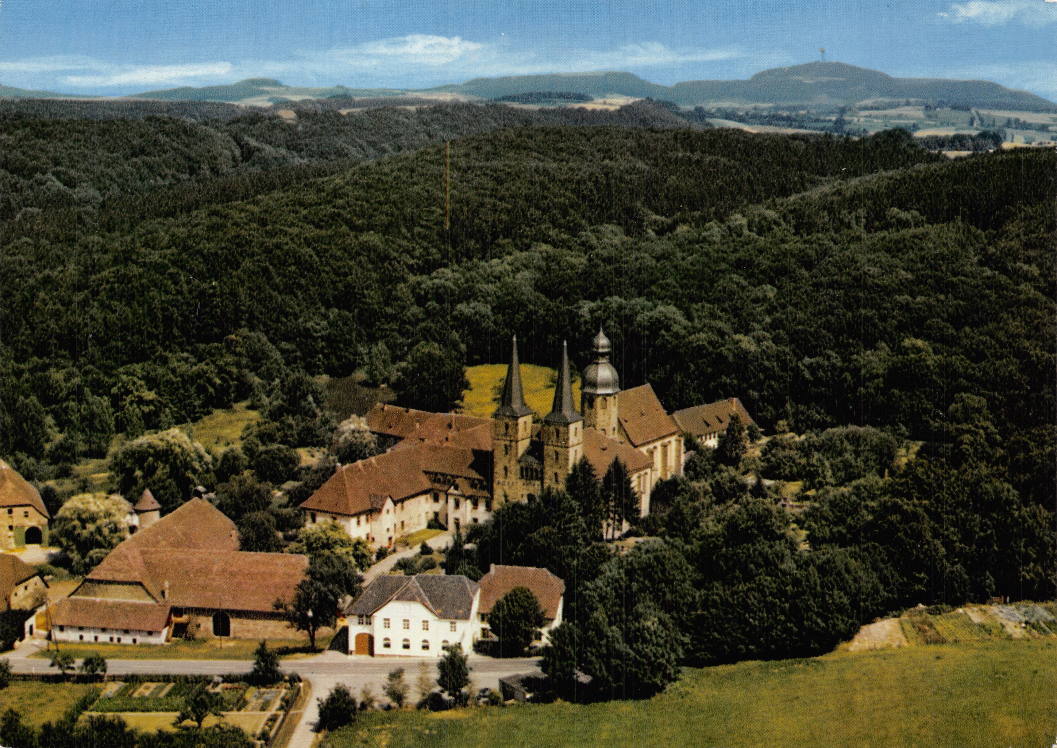 Abtei Marienmünster — vue aérienne du complexe monastique entouré de forêts — éditeur : Verlag Schäning & Co, Lübeck