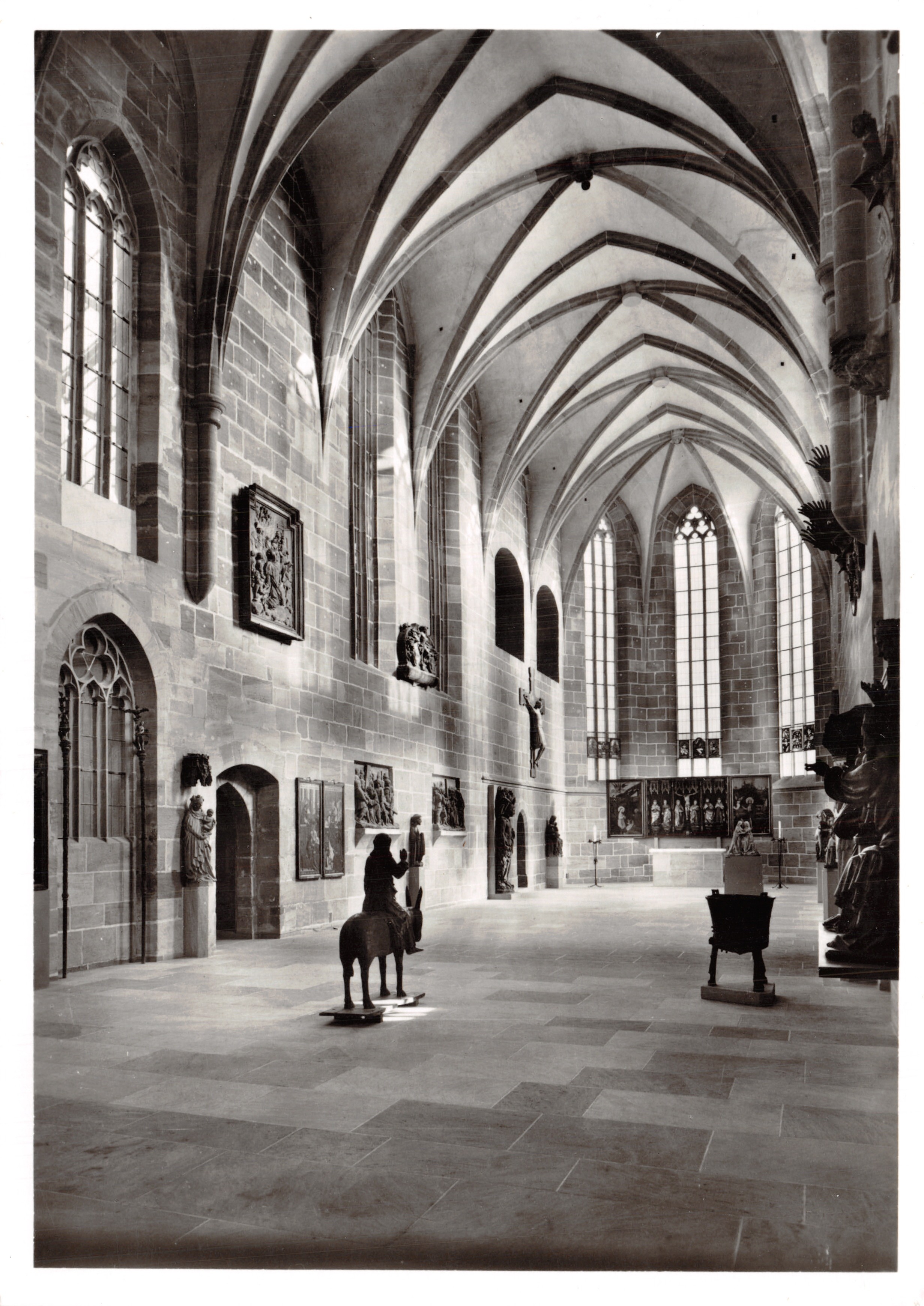 Intérieur de l'ancienne église des Cartoises — éditeur GERMANISCHES NATIONALMUSEUM, NURNBERG, n° 46