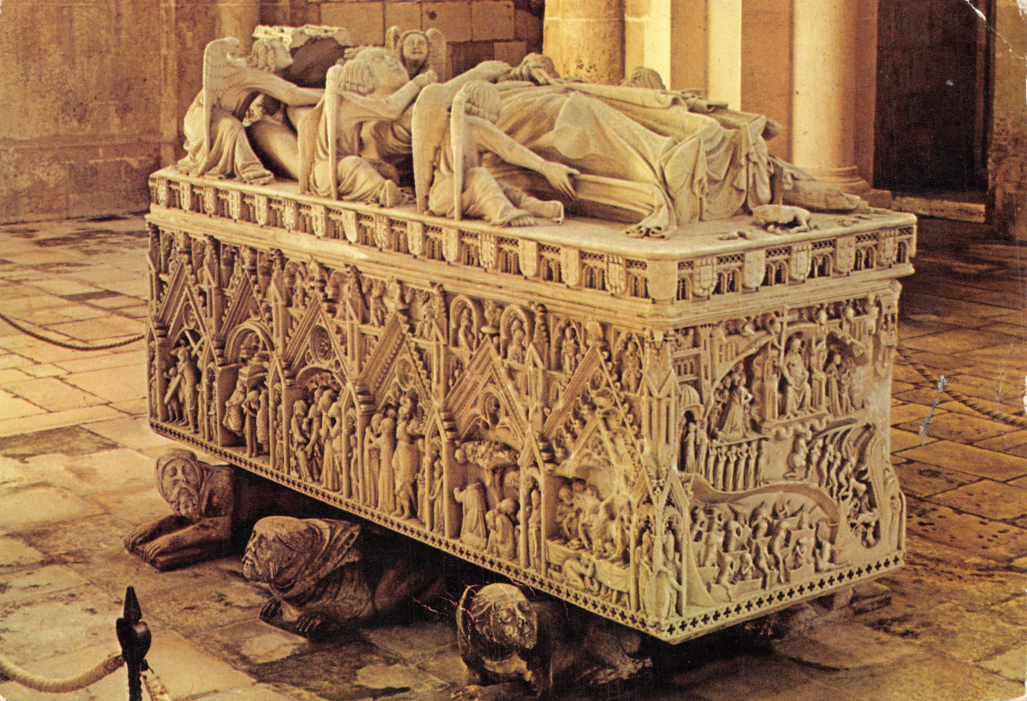 Tomb of D. Inês de Castro — Alcobaça, Portugal — Centro de Cardade 'Nossa Senhora do Perpétuo Socorro' — n° 1042