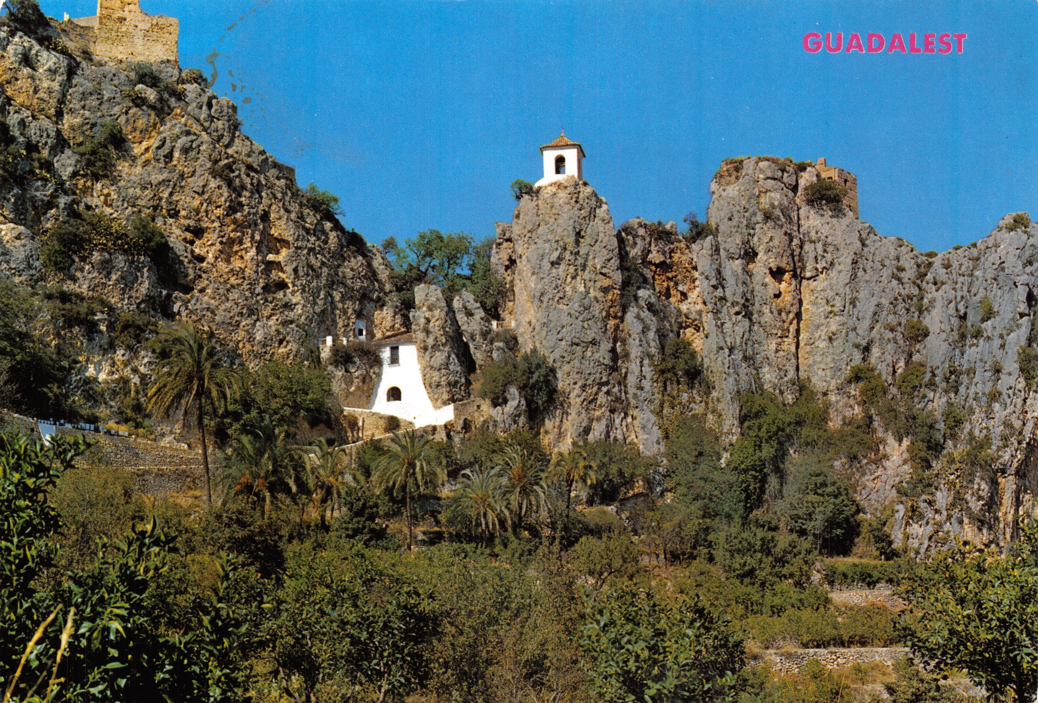 Guadalest — vue pittoresque avec édifice sur falaise — HERMANOS GALLONA