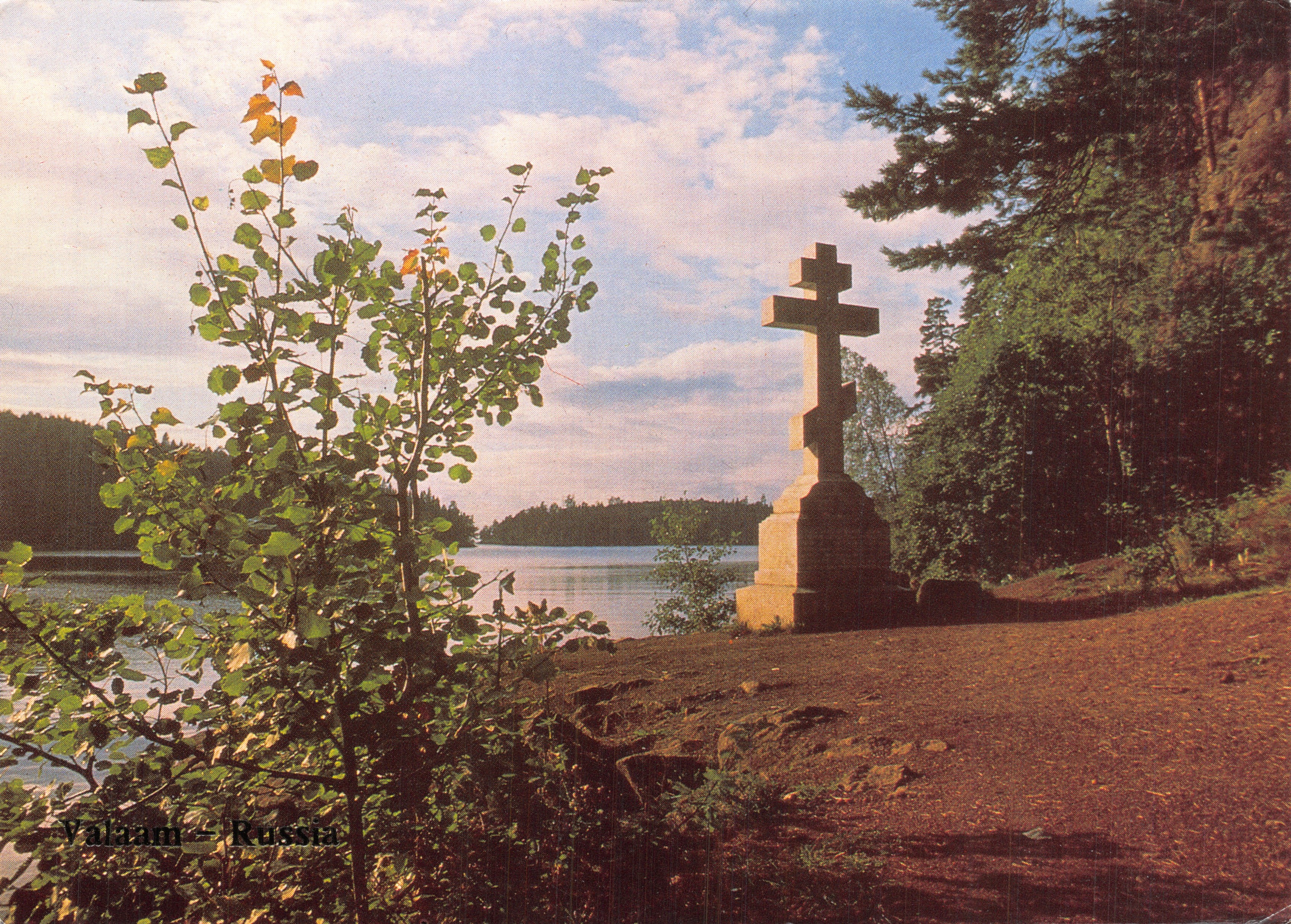 Valtami — Russia — Croix orthodoxe au bord d'un lac