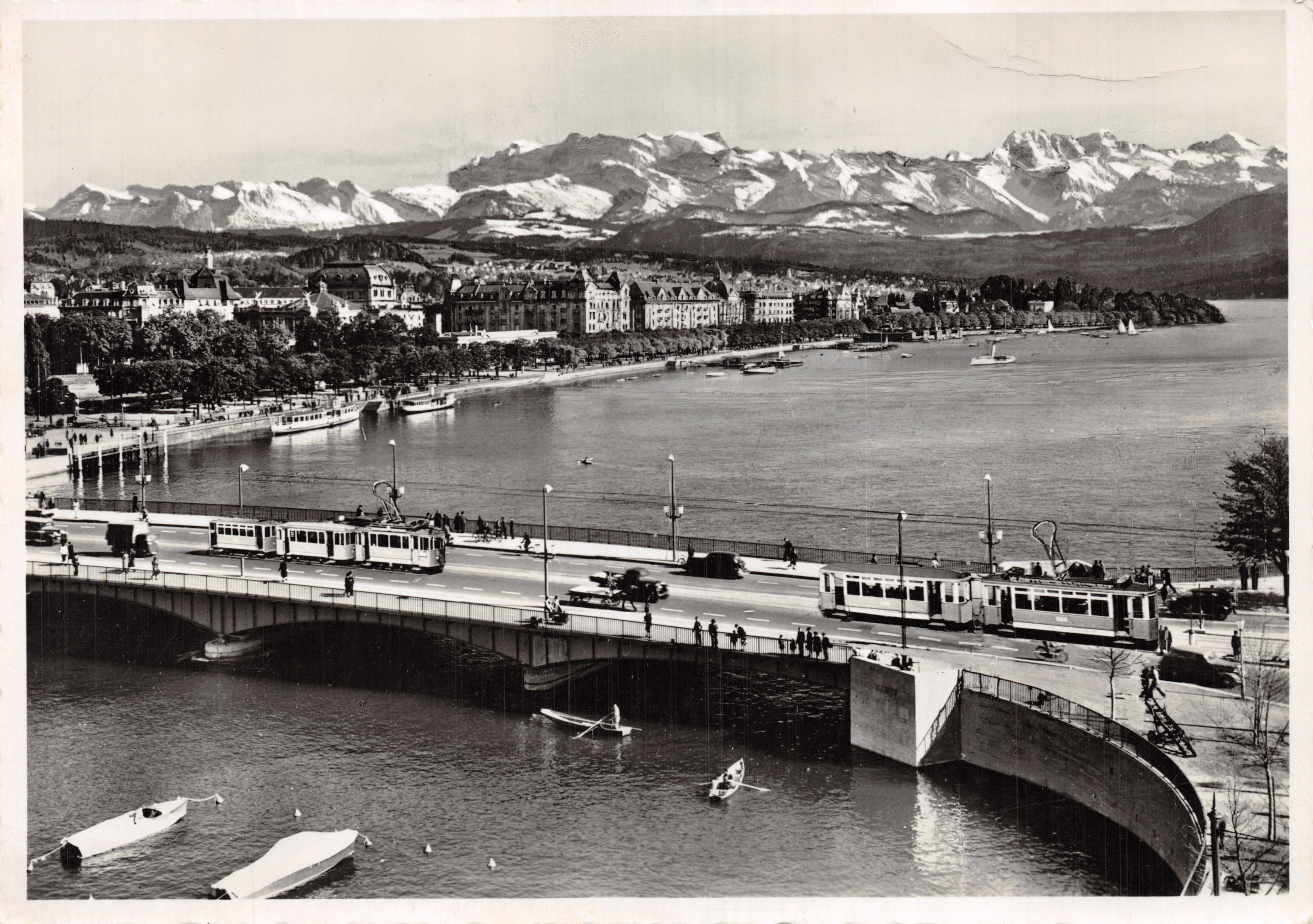 Zürich - Quaibrücke en Uferquai — panoramische weergave met gesneeuwde bergen — Photoglob-Wehrli & Vouga AG, Zürich, n° 10714