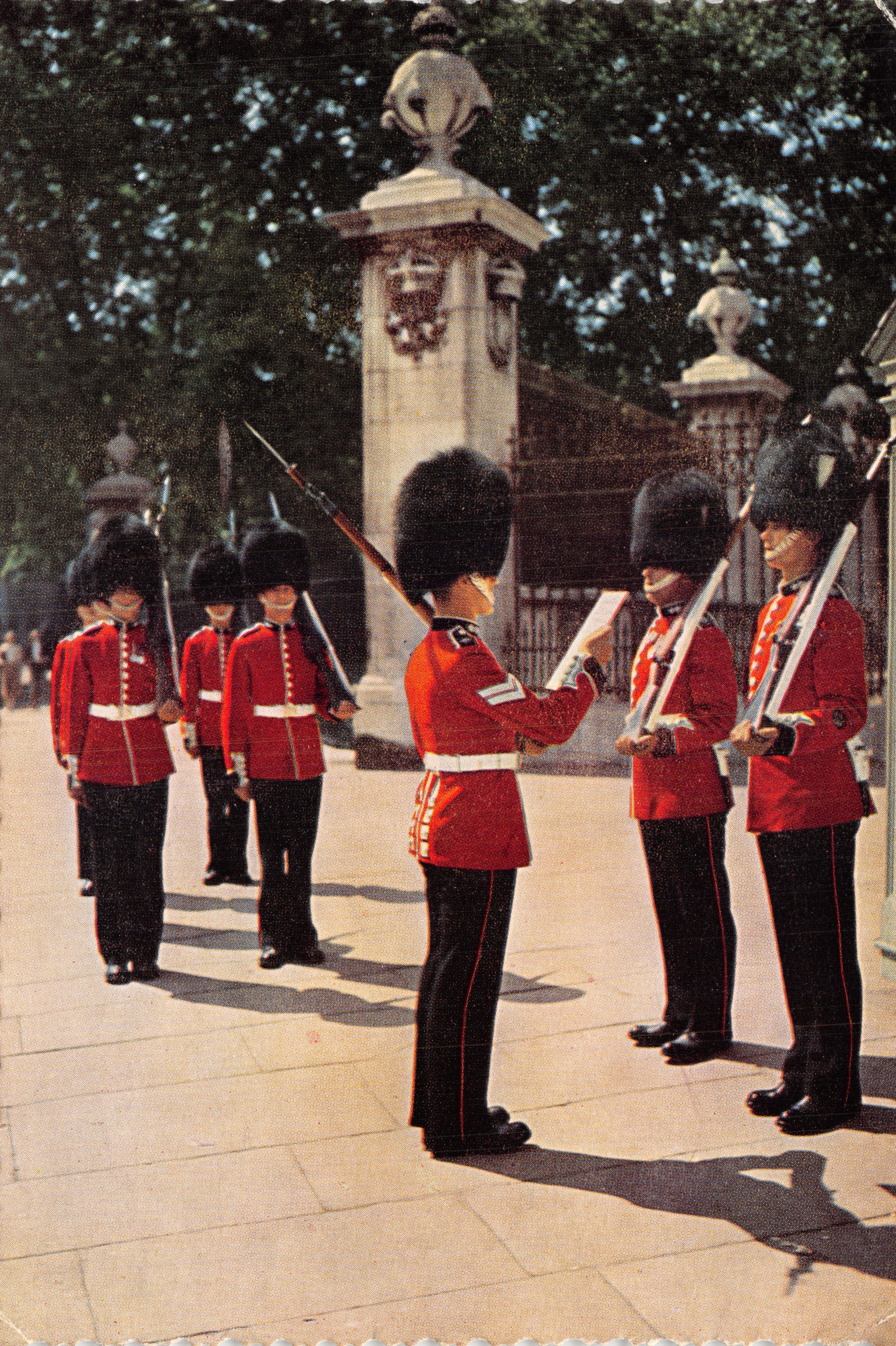 Wachtpostwissel — Buckingham Palace — English Pictorial Series