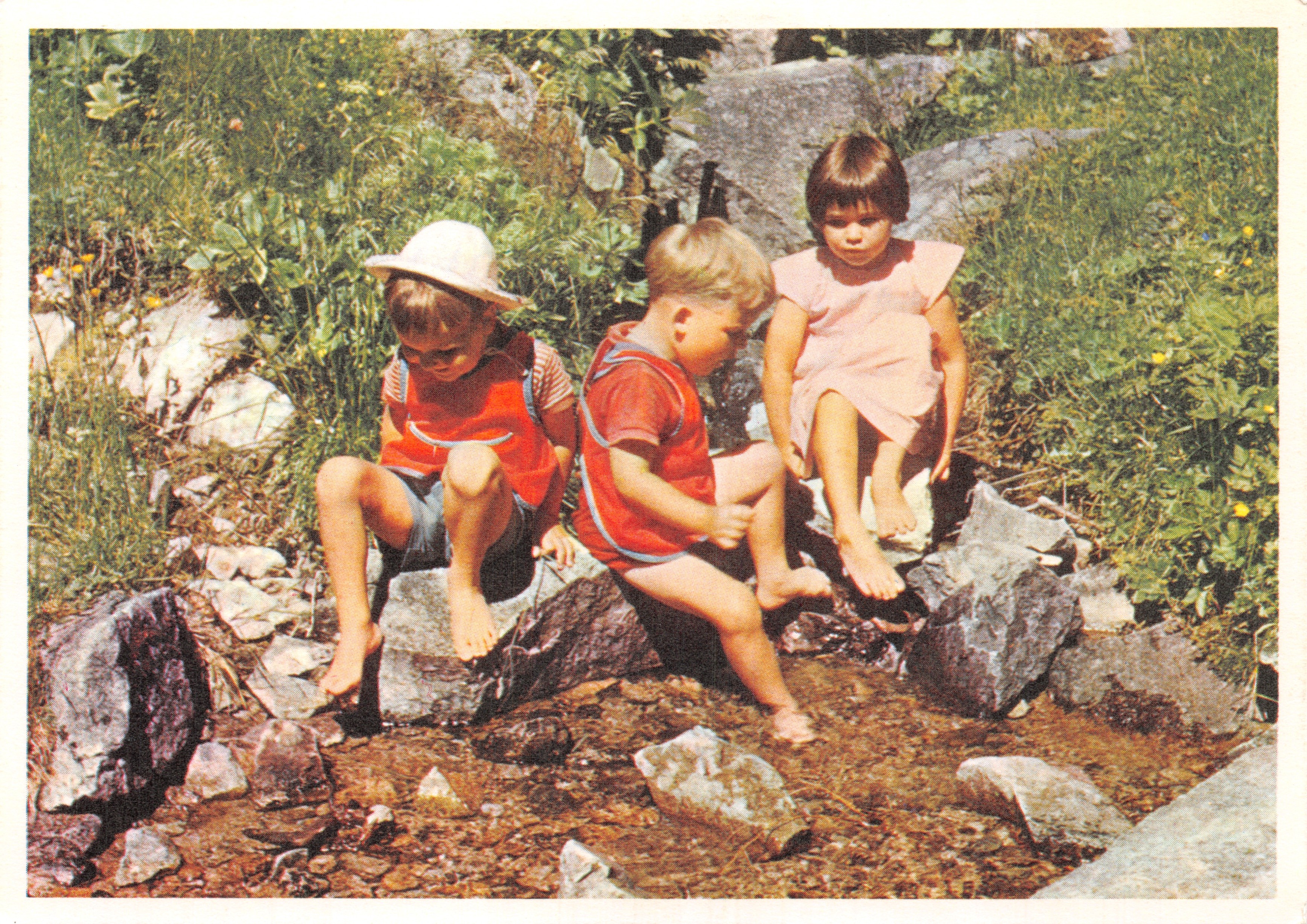Kinder, die in einem Fluss spielen — Berglandschaft — Verlag LE SERVAN, Foyer et Pouponnière, 14, Acacias, Lausanne