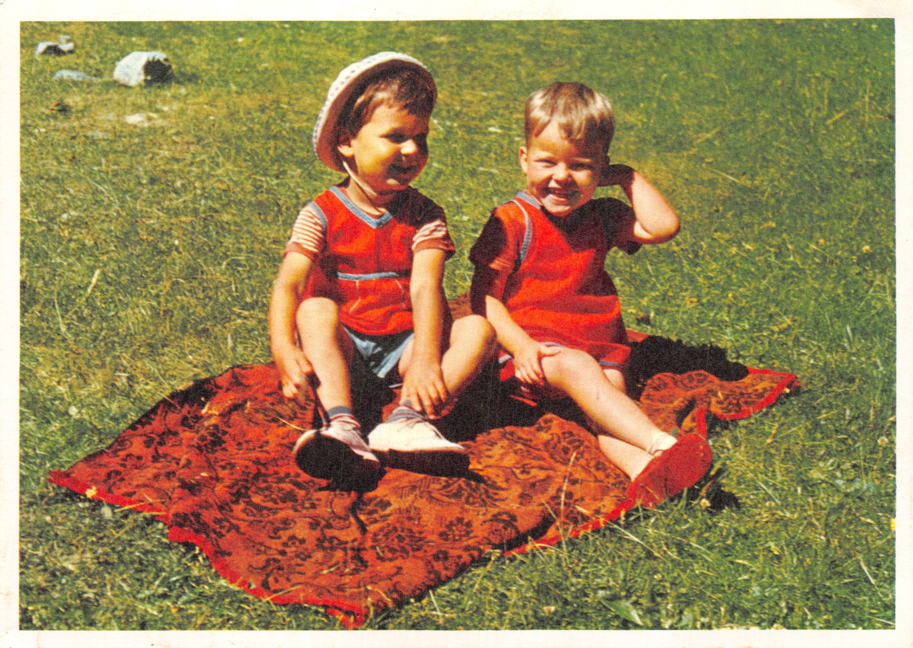 Deux enfants jouant sur l'herbe — scène de jardin — éditeur LE SERVAN, Foyer et Pouponnière, 14, Acacias, Lausanne