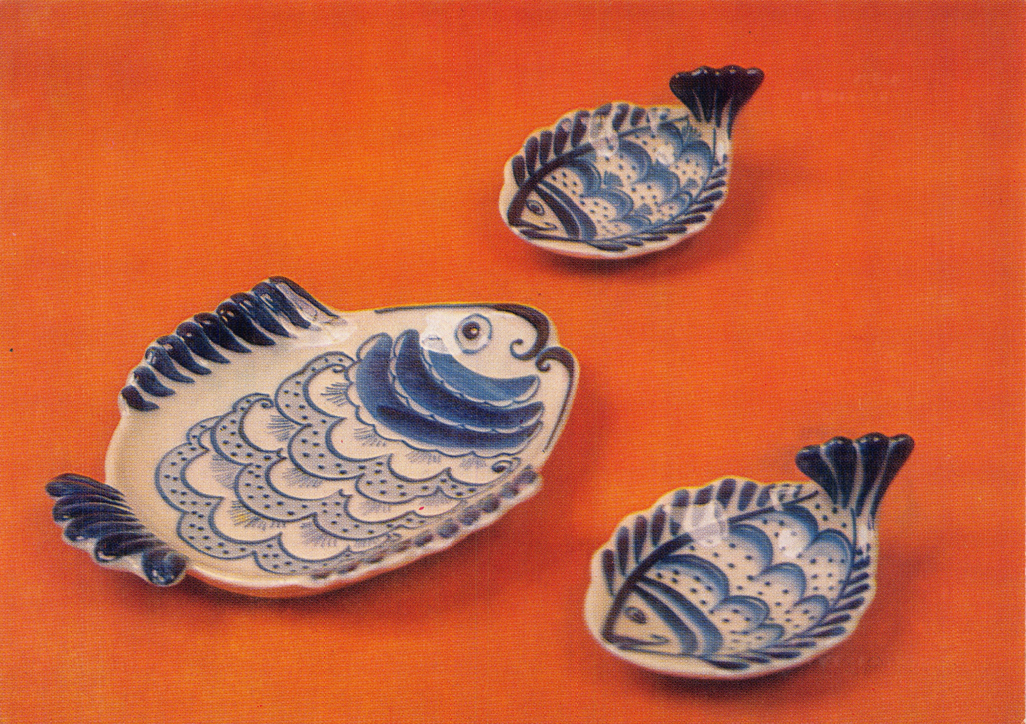 Tre piatti a forma di pesce — ceramica decorata — Z. V. Okulova, 1978