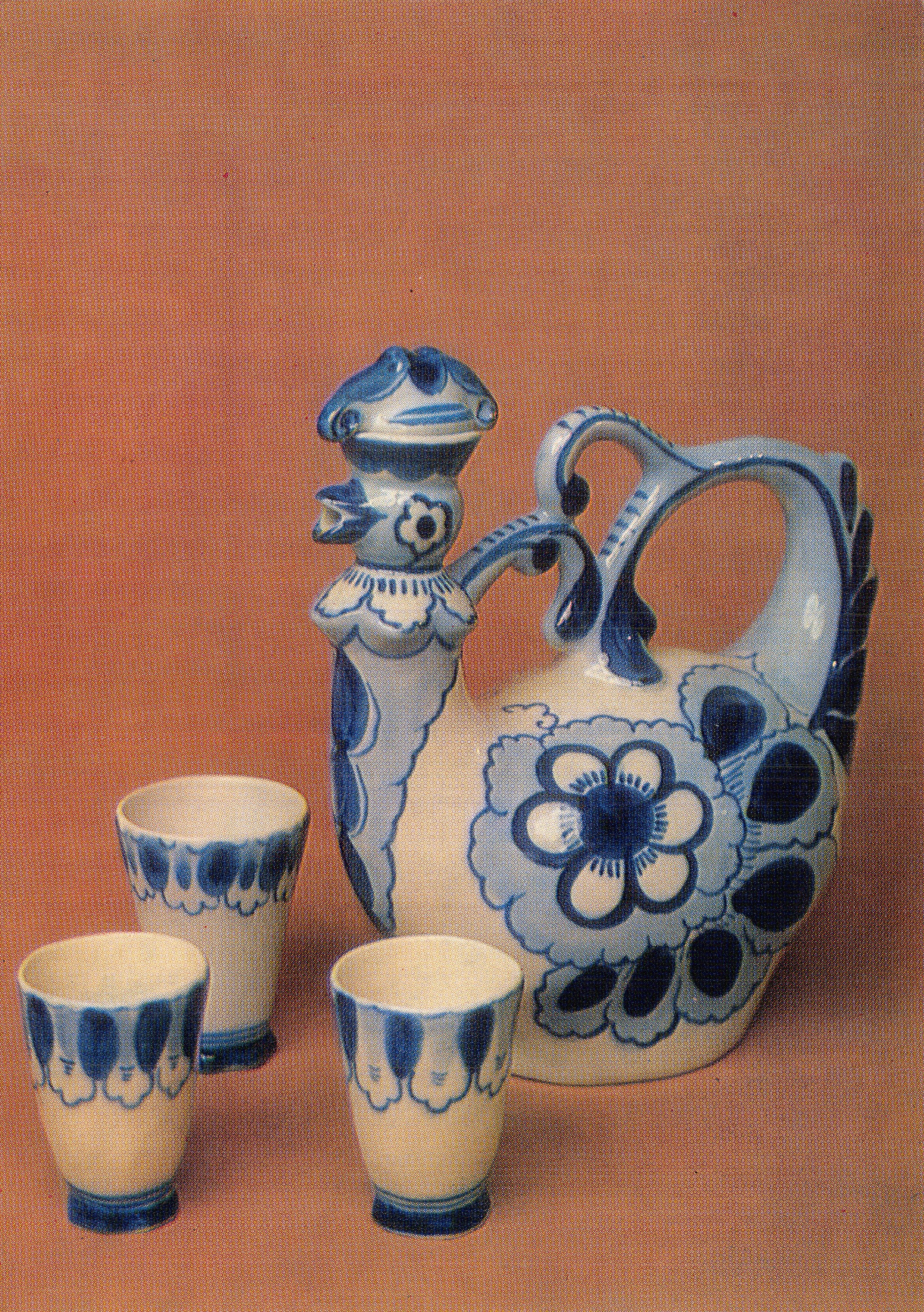 Nappe de vin «Ptița» — ensemble en faïence bleu et blanc avec décor floral, éditeur Z.V. Okulova