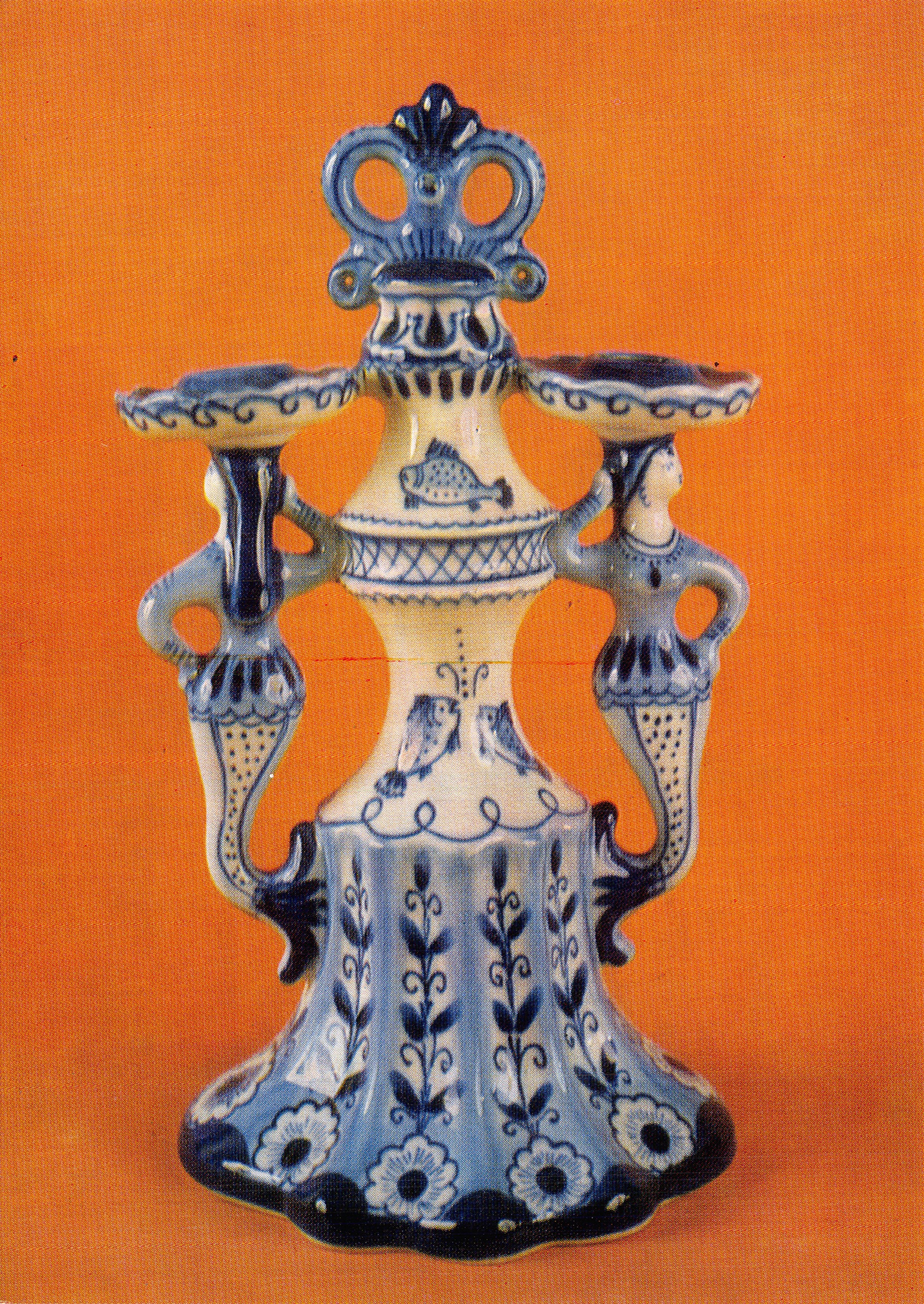 Candelabro de dos brazos — cerámica azul y blanca decorada con sirenas y peces — editor Z.V. Okulova, serie 4