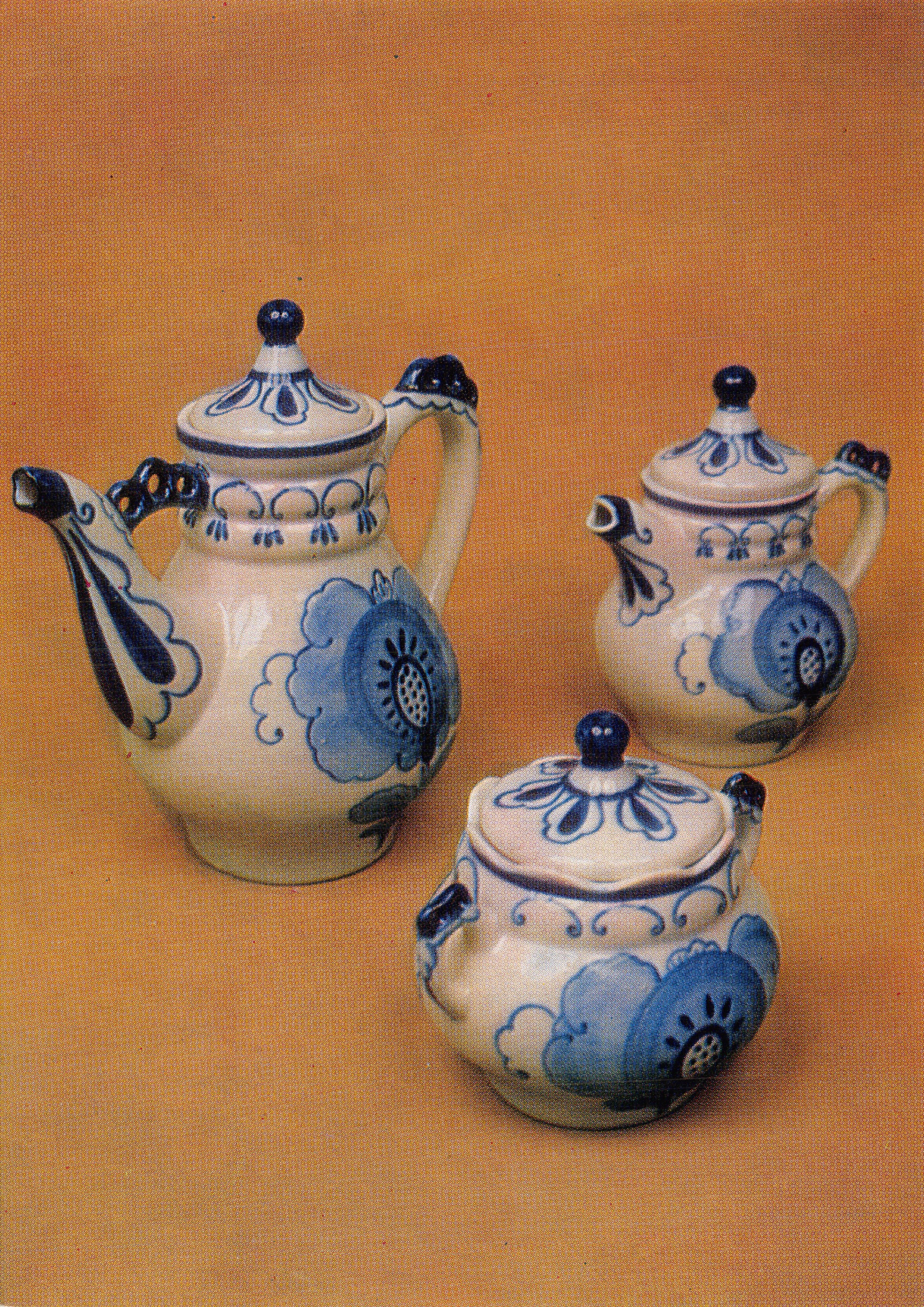 Theeset van porselein — blauw onder glazuur — uitgever Z.V. Okulova