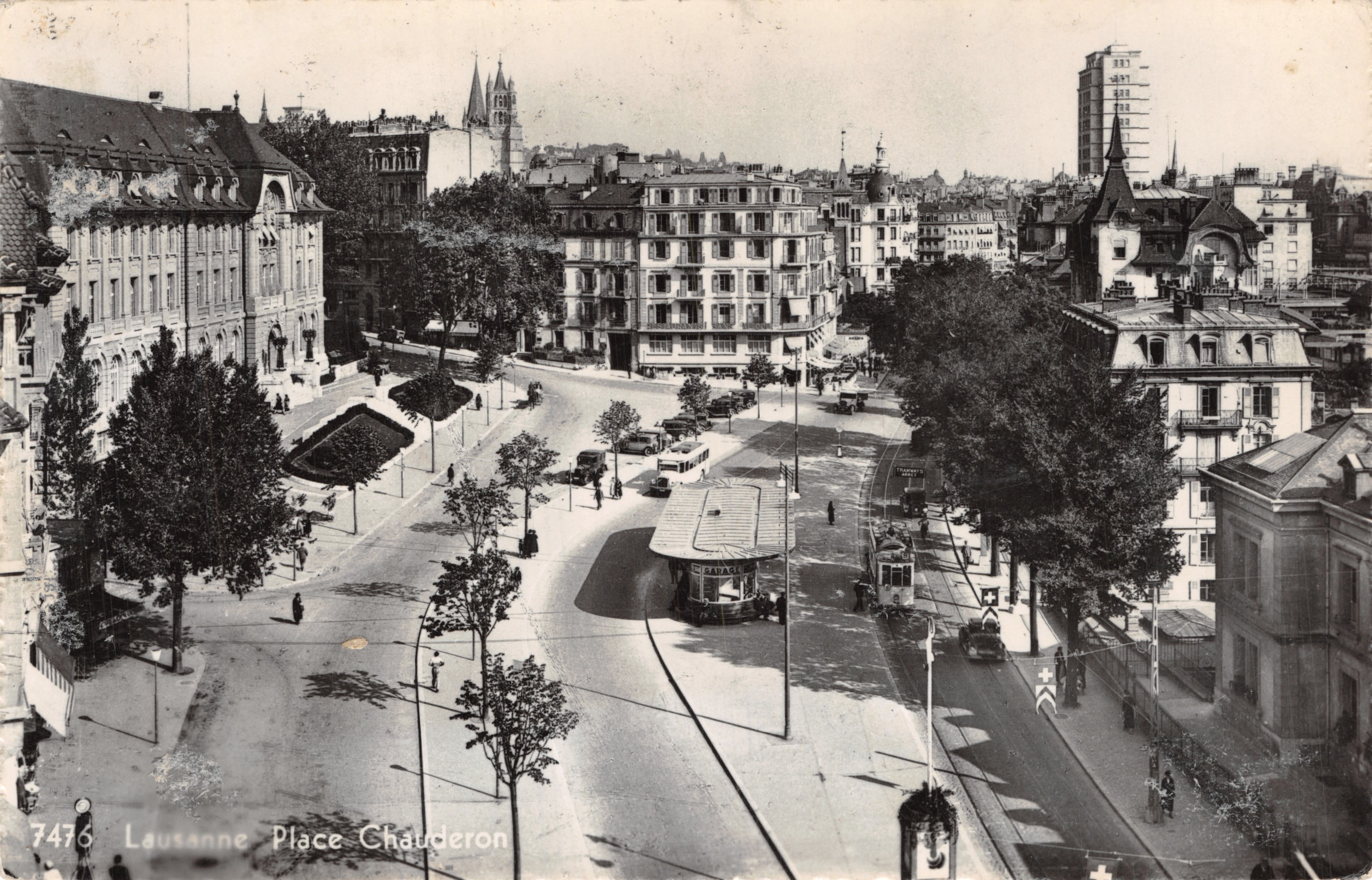 Lausanne - Place Chauderon — Panoramablick mit Straßenbahn und Verlag 'Editions Jaeger'