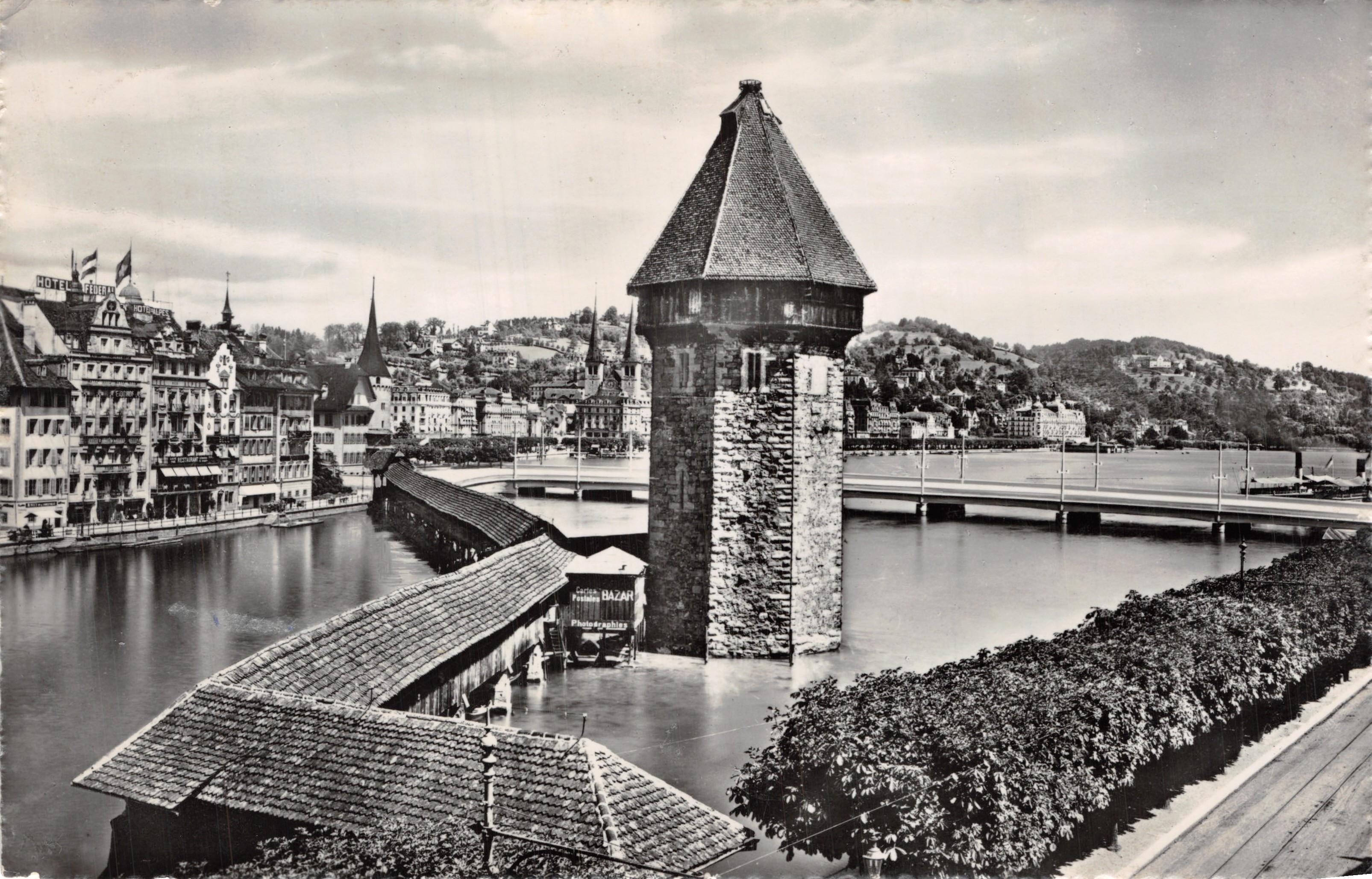 Luzern. Kapellbrücke en Wasserturm — uitzicht op de overdekte brug en de toren, uitgever Kunstverlag E. Goetz, n° 1524