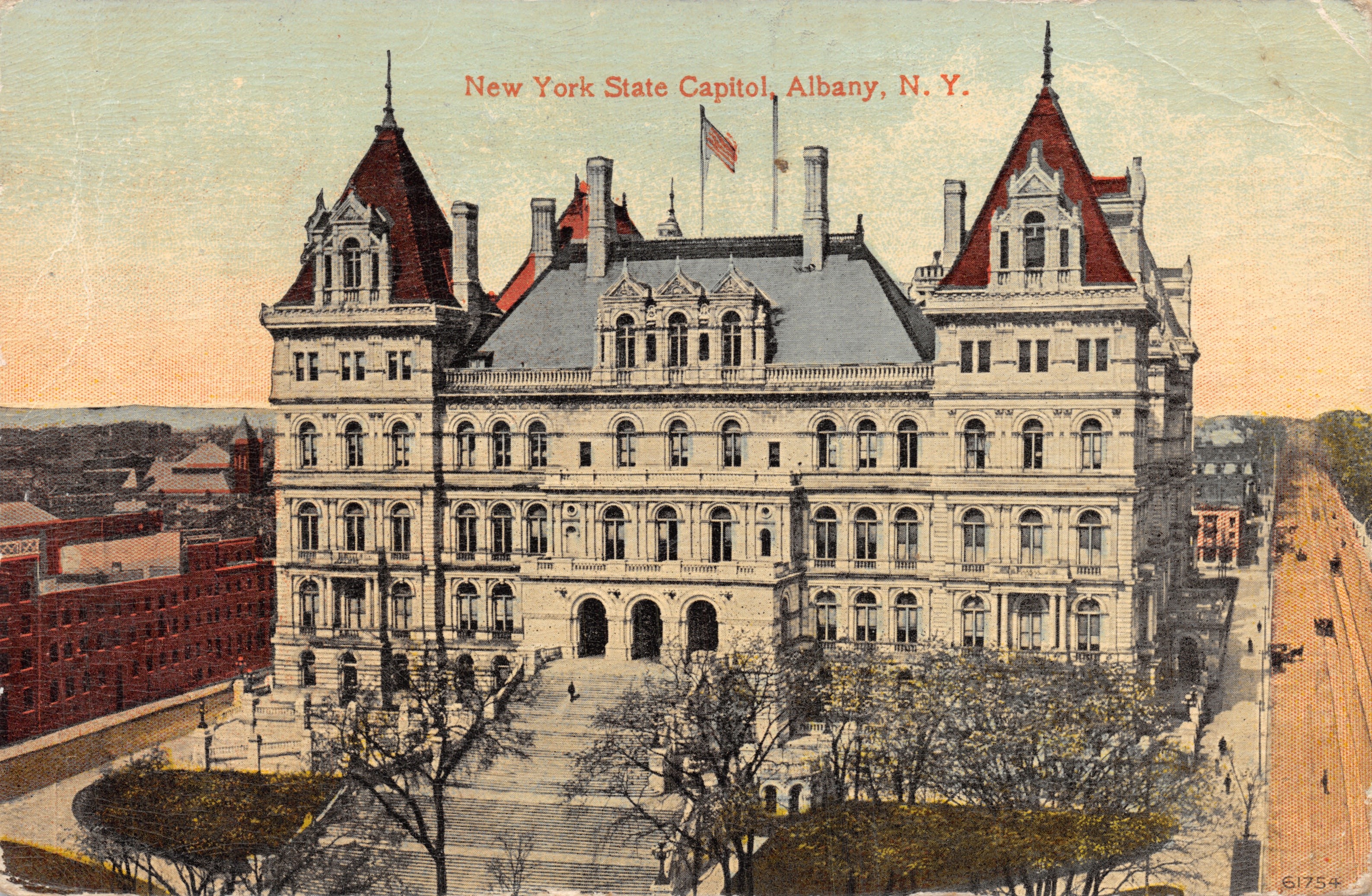 New York State Capitol, Albany, N.Y. — vista del edificio con bandera americana — editor Americhrome, número de serie 61754