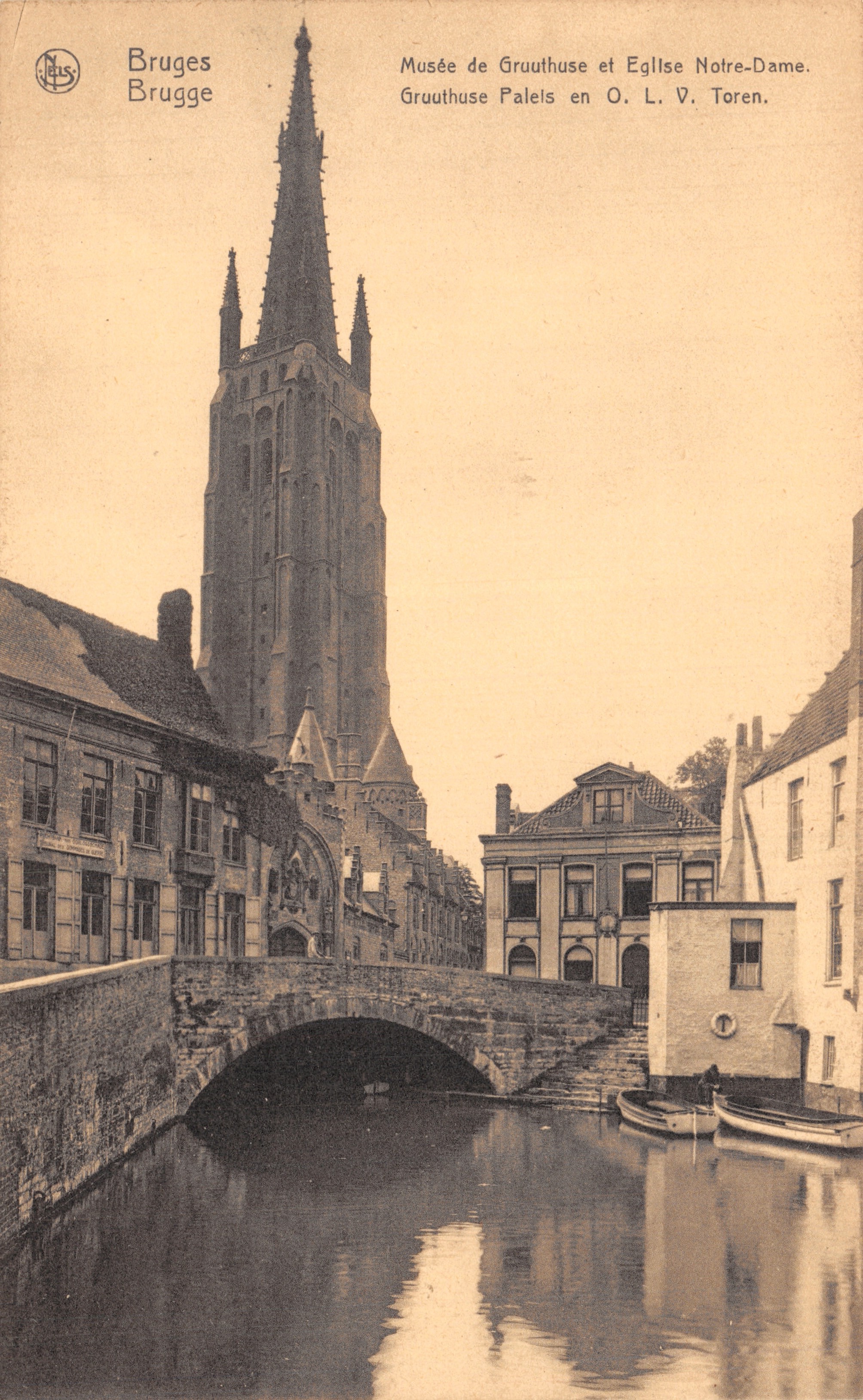 Bruges — Vista de la torre de la iglesia de Notre-Dame y del museo Gruuthuse — editor Neus