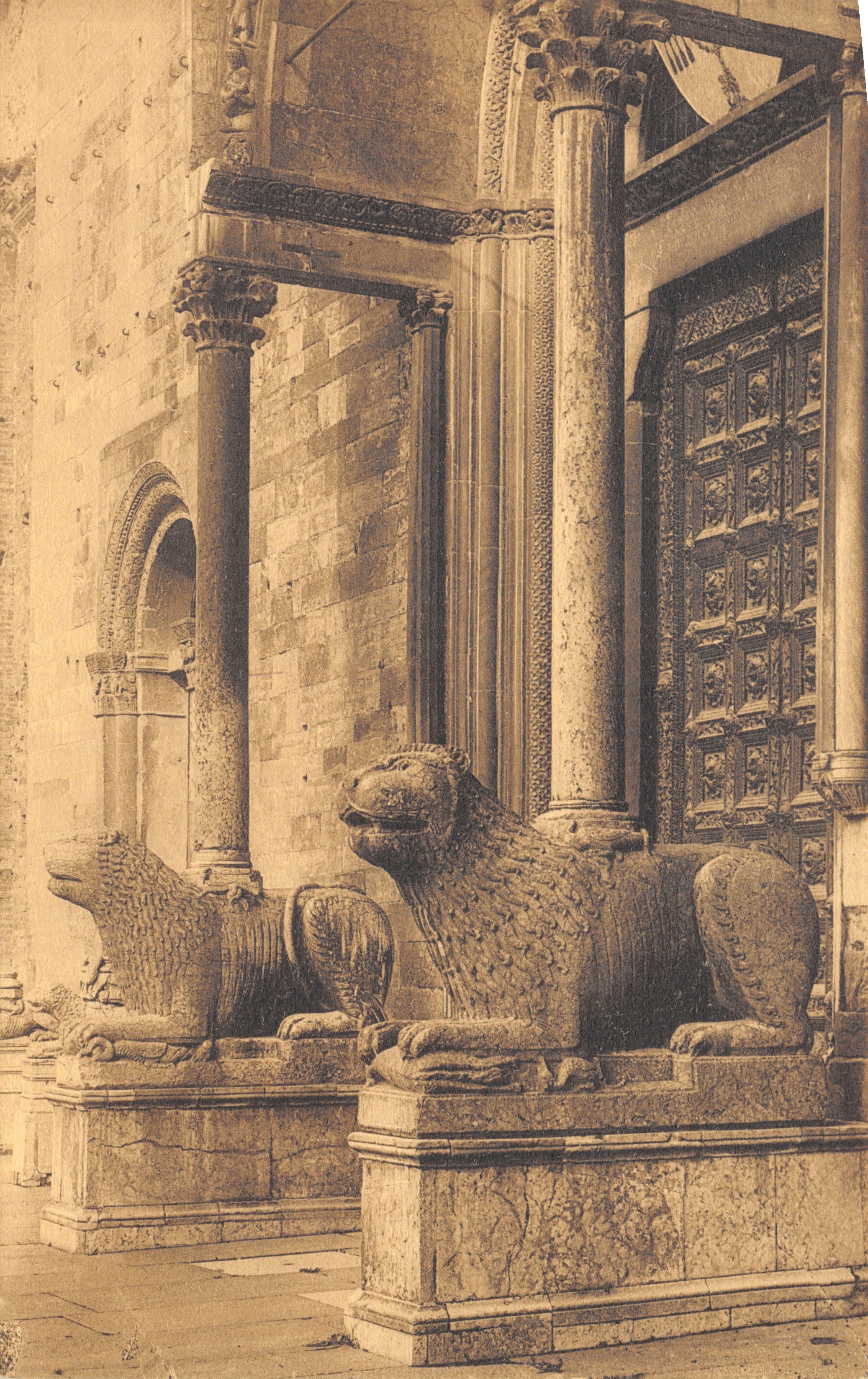 Parma - Cathédrale — Les grands lions de la Porte Maggiore sculptés en 1281 par Giambono da Bissone — Éditeur F.lli Bocchialini, n° 35971